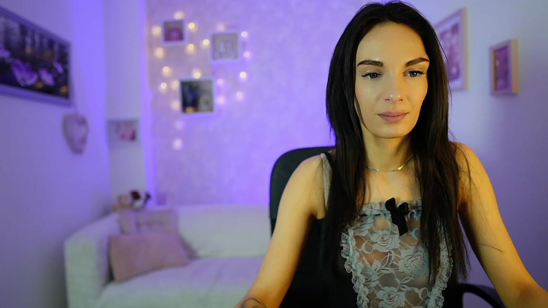 Gallery image thumbnail from Kimmy_Grey18's myfreecams stream on, 12/14/2023, 12:36 image 2 of 20