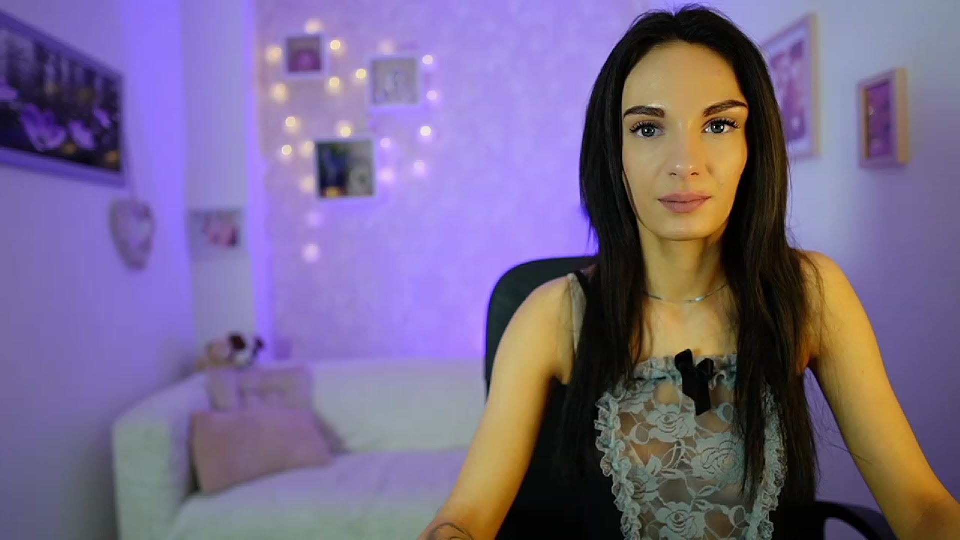 Gallery image thumbnail from Kimmy_Grey18's myfreecams stream on, 12/14/2023, 12:36 image 3 of 20