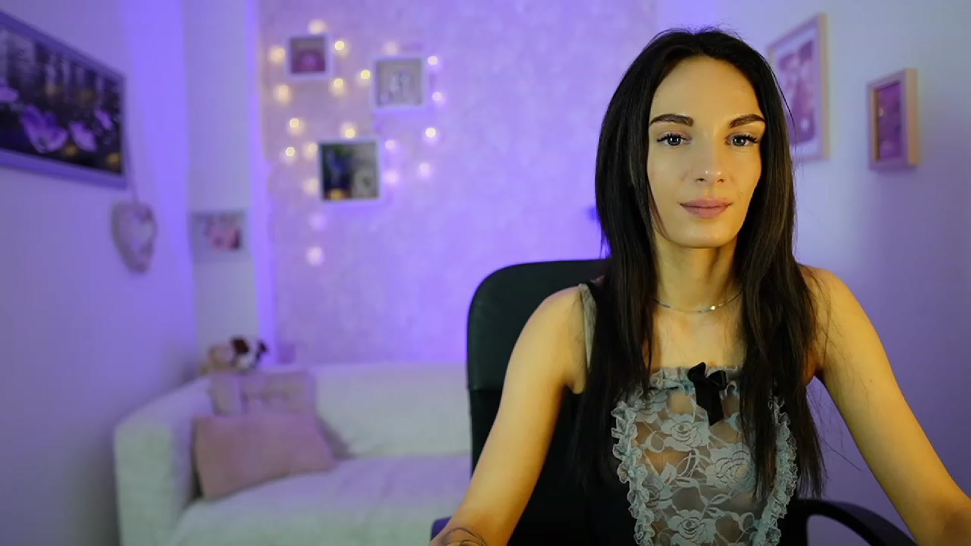 Gallery image thumbnail from Kimmy_Grey18's myfreecams stream on, 12/14/2023, 12:36 image 5 of 20