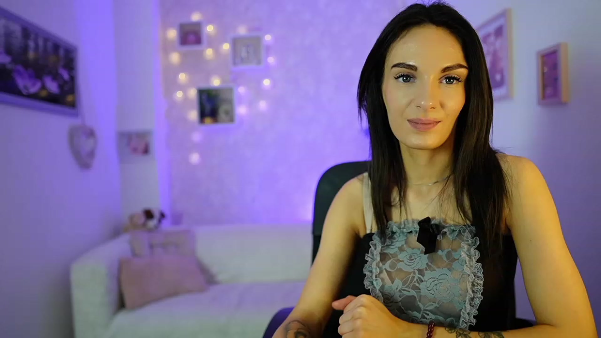 Gallery image thumbnail from Kimmy_Grey18's myfreecams stream on, 12/14/2023, 12:36 image 17 of 20