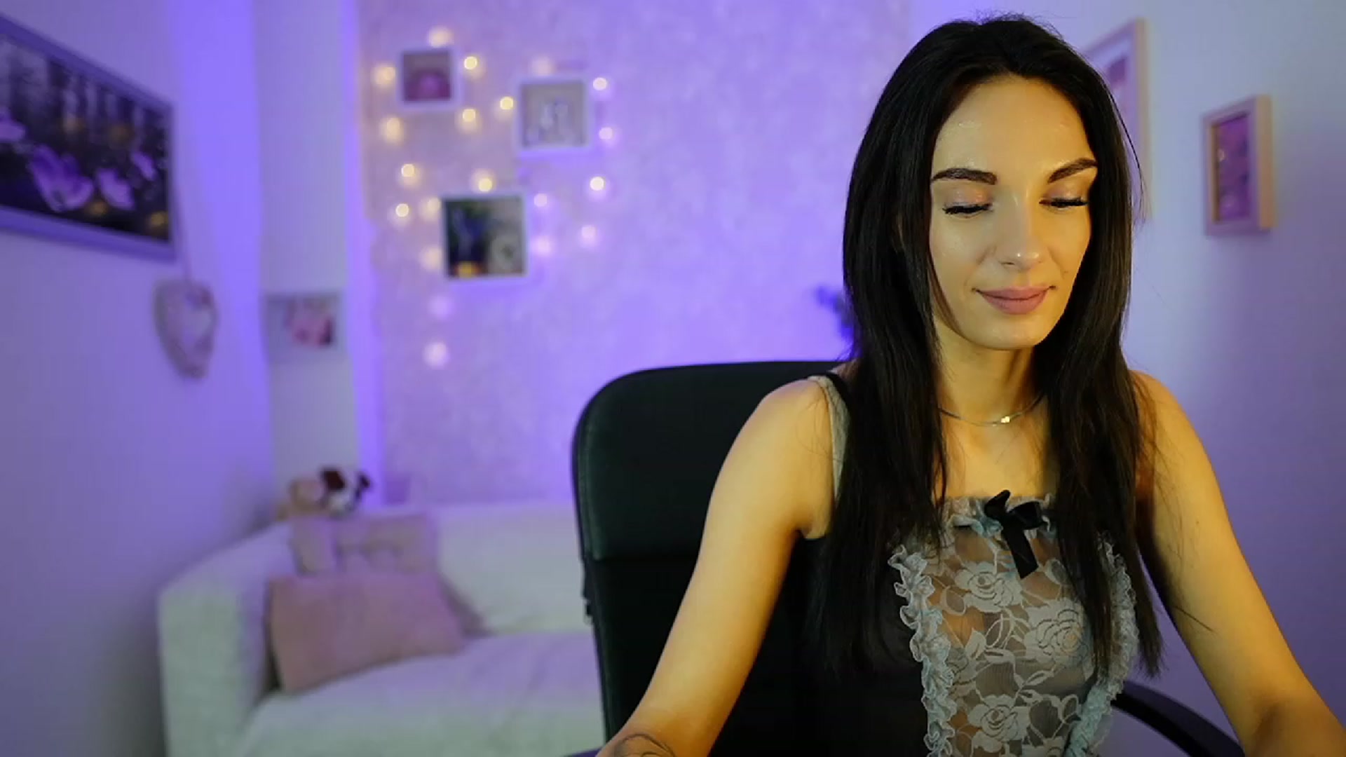 Gallery image thumbnail from Kimmy_Grey18's myfreecams stream on, 12/14/2023, 12:36 image 4 of 20