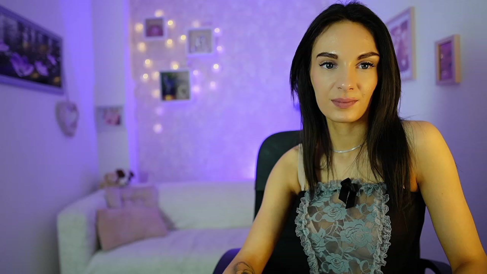 Gallery image thumbnail from Kimmy_Grey18's myfreecams stream on, 12/14/2023, 12:36 image 16 of 20