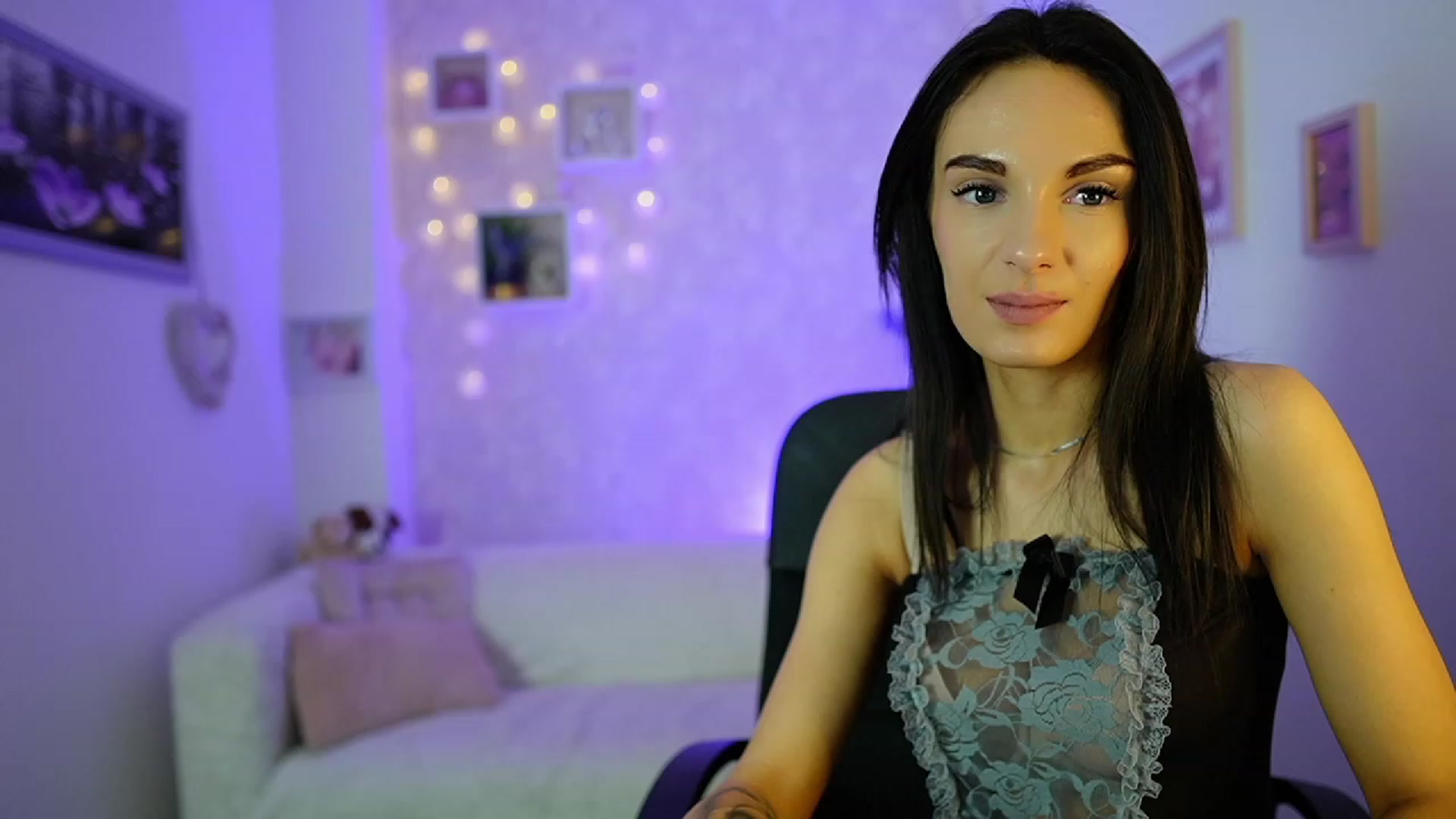 Gallery image thumbnail from Kimmy_Grey18's myfreecams stream on, 12/14/2023, 12:36 image 18 of 20