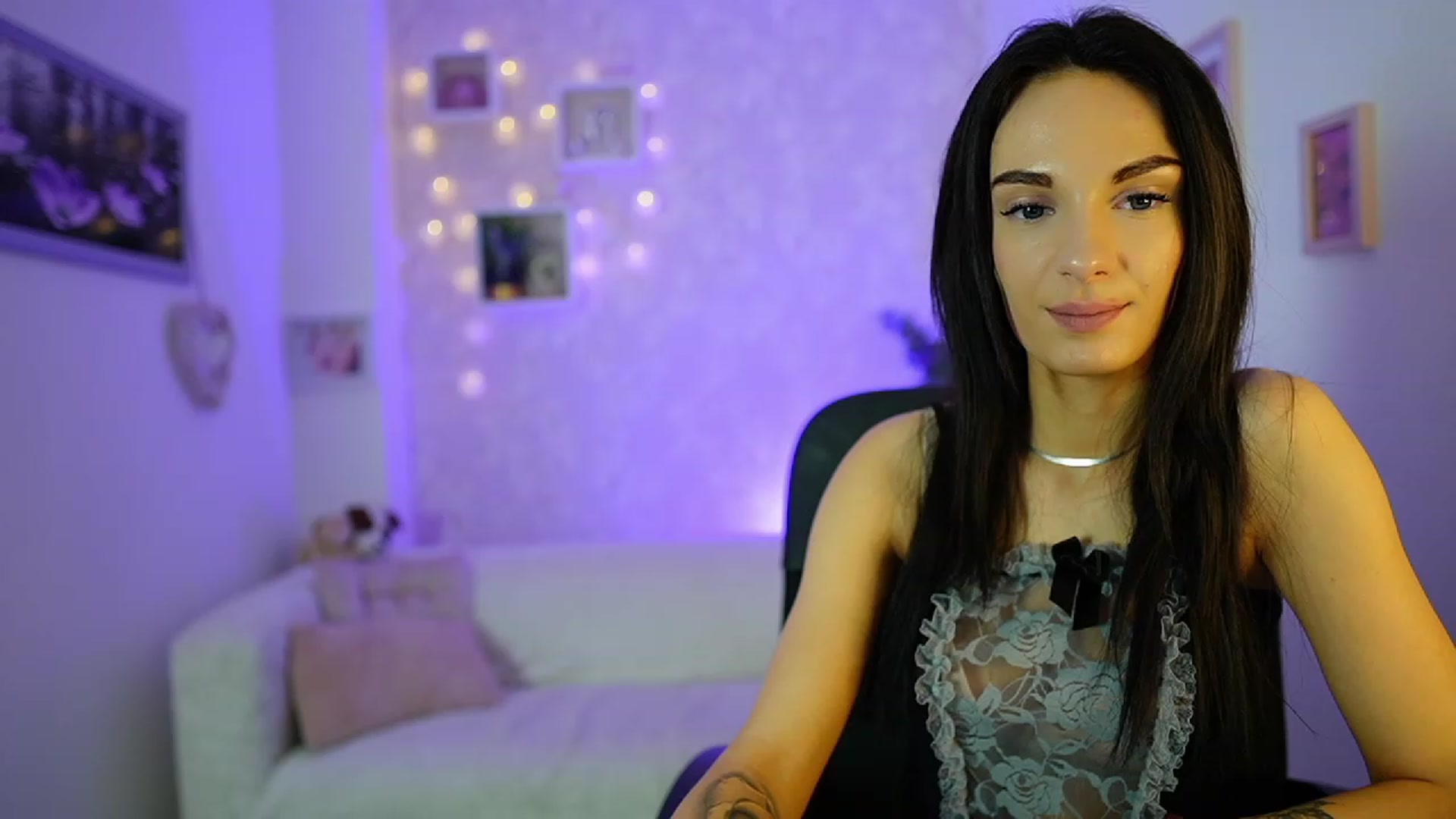 Gallery image thumbnail from Kimmy_Grey18's myfreecams stream on, 12/14/2023, 12:36 image 7 of 20