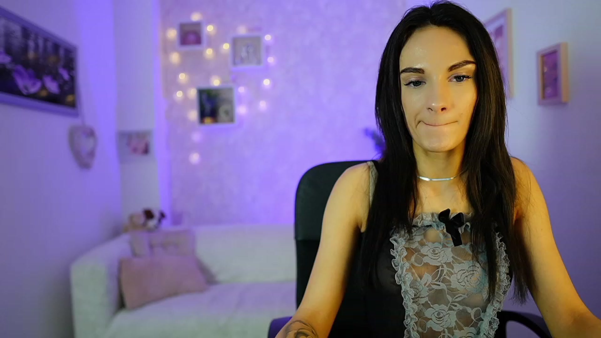 Gallery image thumbnail from Kimmy_Grey18's myfreecams stream on, 12/14/2023, 12:36 image 6 of 20