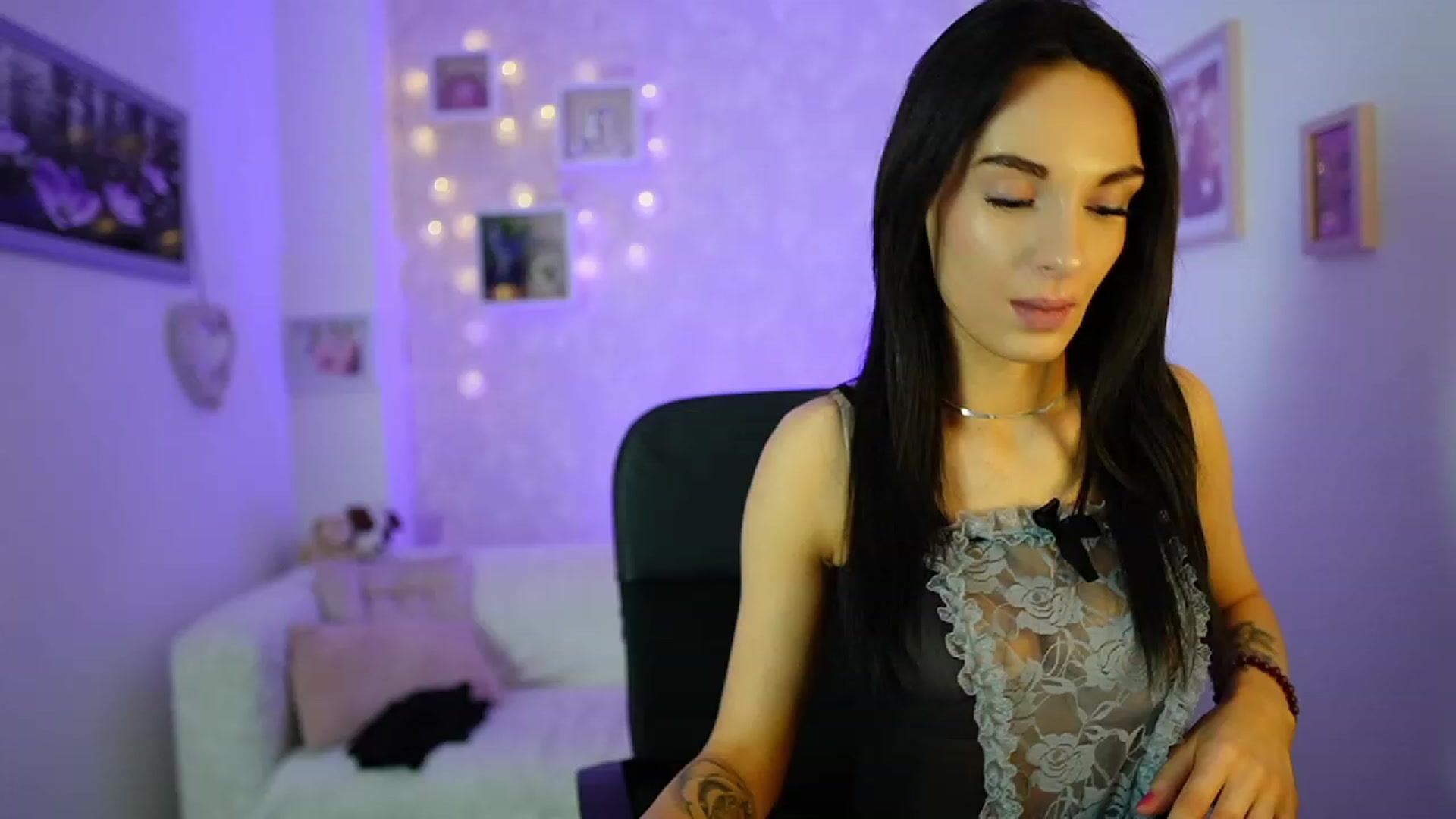 Gallery image thumbnail from Kimmy_Grey18's myfreecams stream on, 12/14/2023, 13:57 image 20 of 20