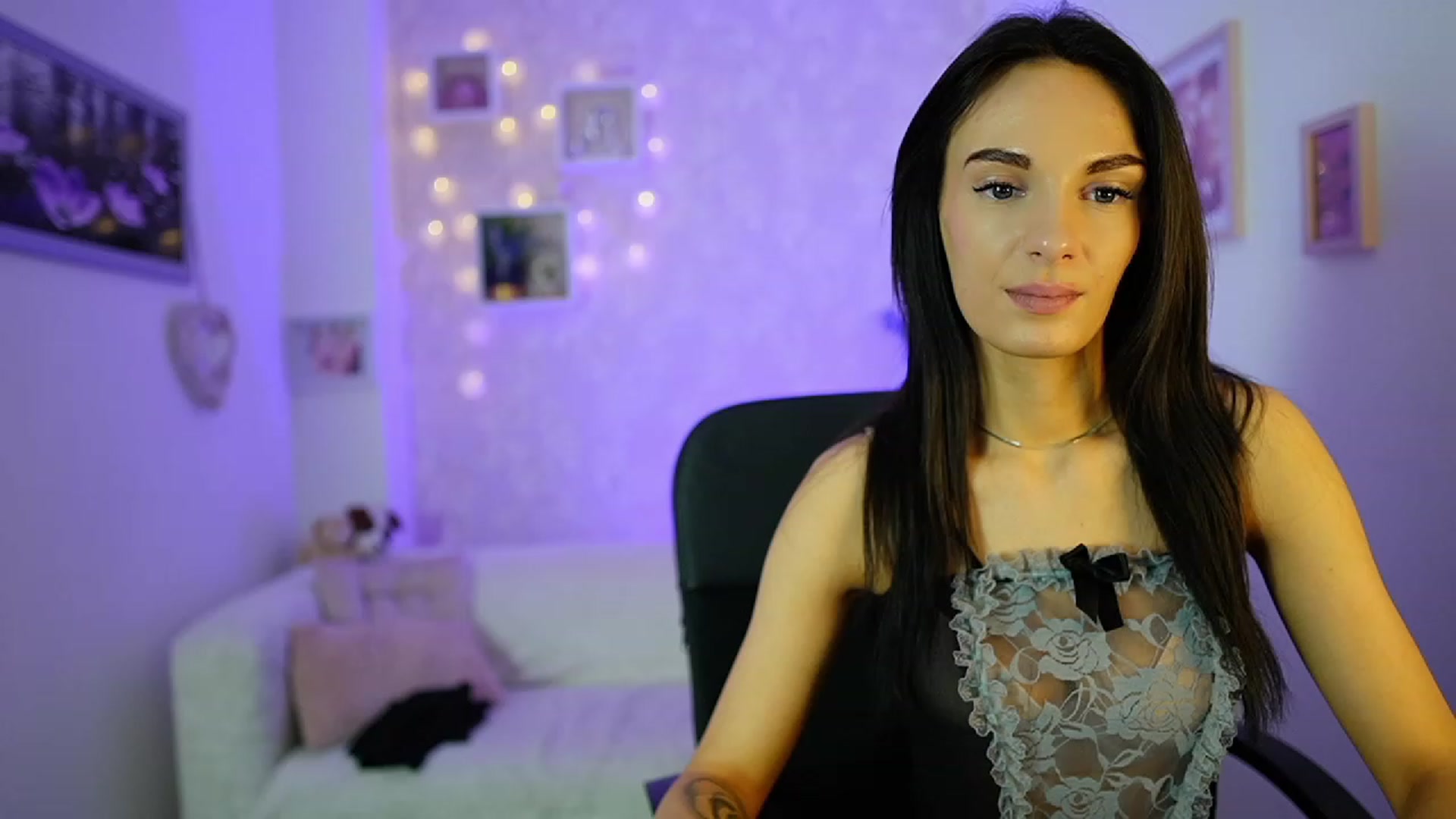 Gallery image thumbnail from Kimmy_Grey18's myfreecams stream on, 12/14/2023, 13:57 image 6 of 20