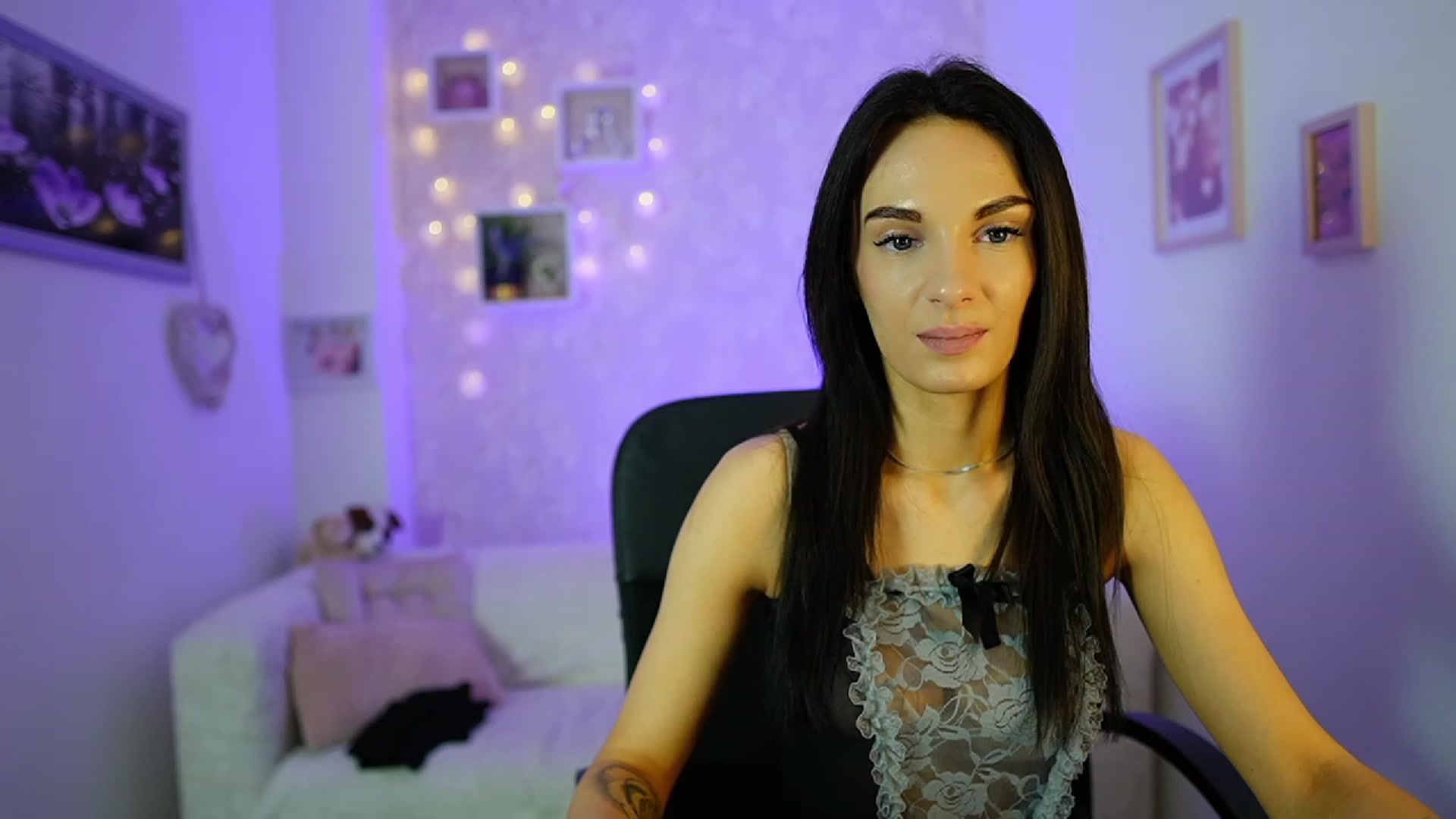 Gallery image thumbnail from Kimmy_Grey18's myfreecams stream on, 12/14/2023, 13:57 image 19 of 20