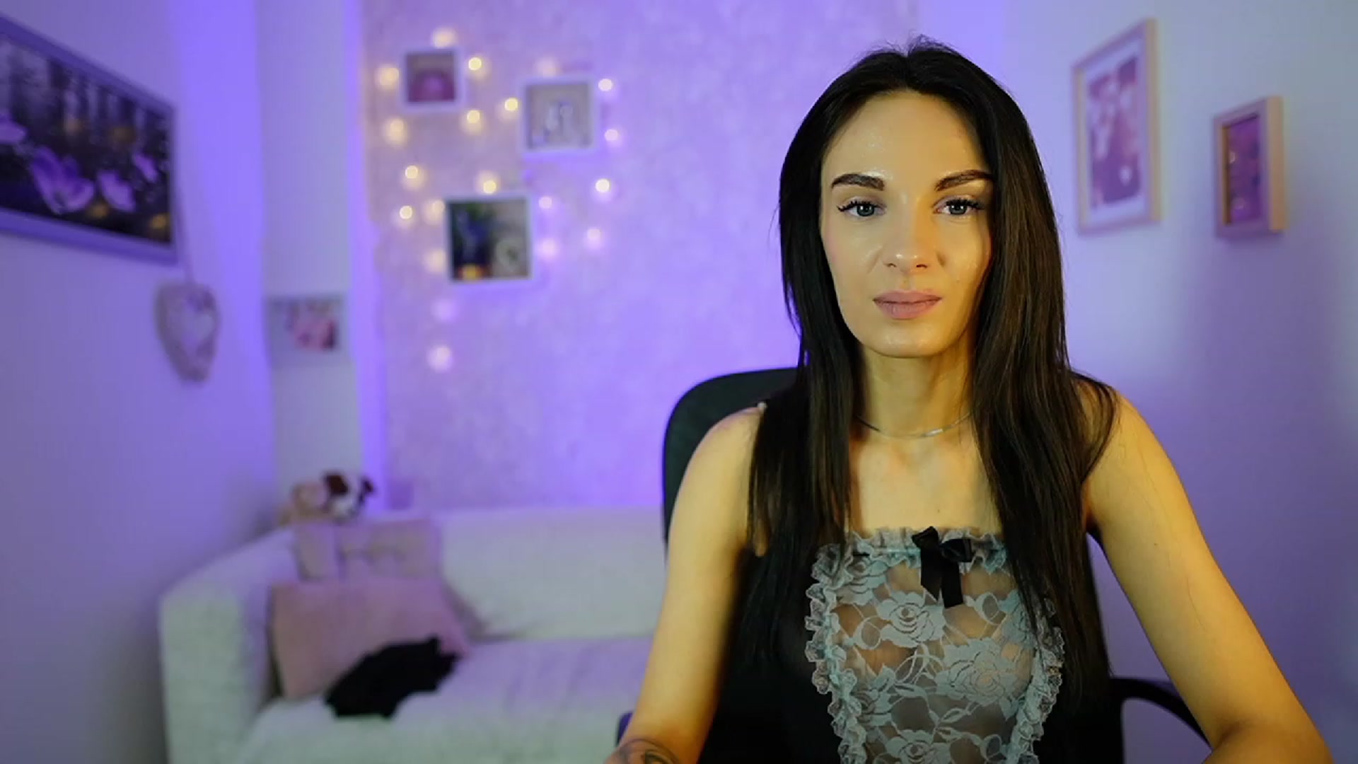 Gallery image thumbnail from Kimmy_Grey18's myfreecams stream on, 12/14/2023, 13:57 image 10 of 20