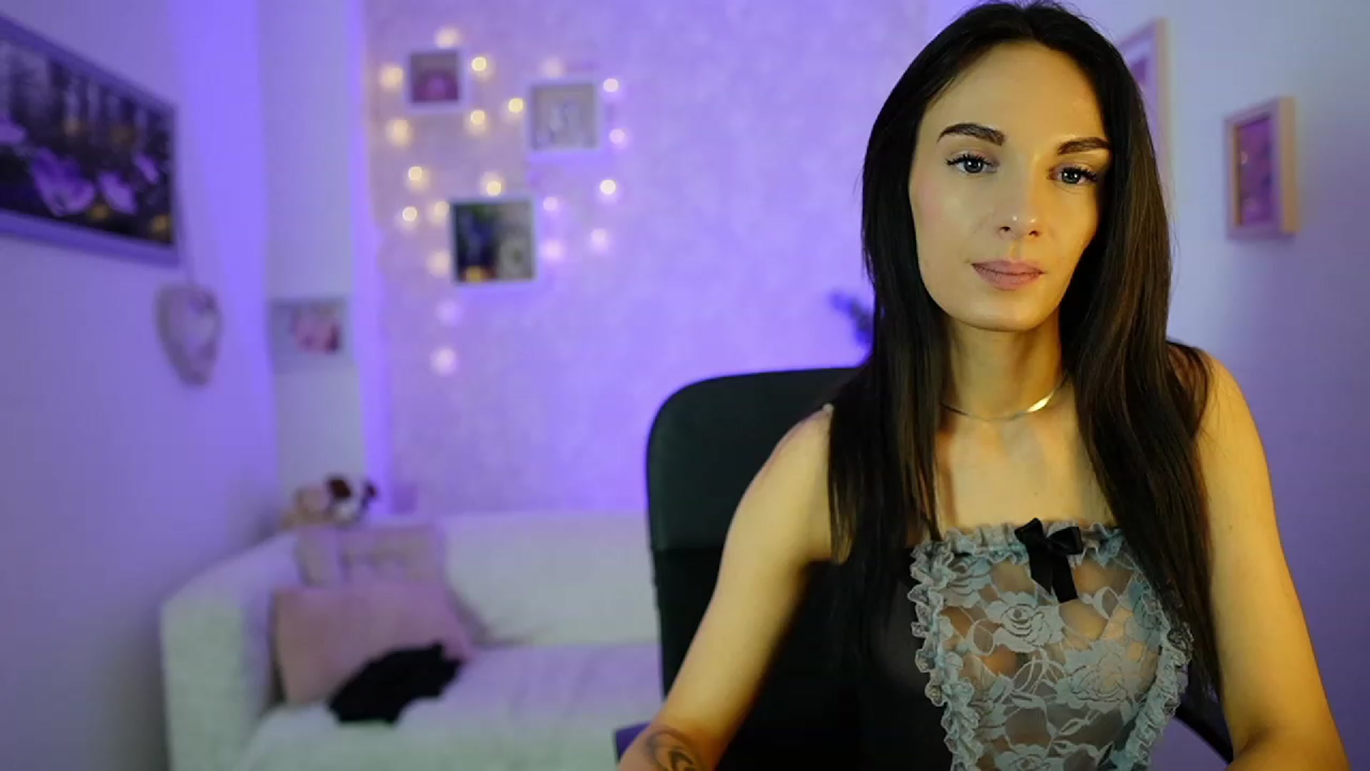 Gallery image thumbnail from Kimmy_Grey18's myfreecams stream on, 12/14/2023, 13:57 image 8 of 20