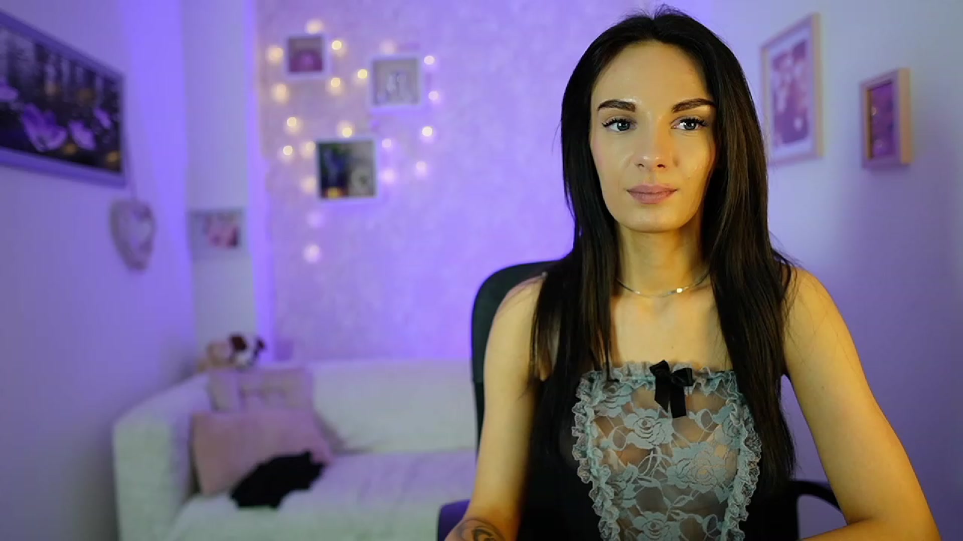 Gallery image thumbnail from Kimmy_Grey18's myfreecams stream on, 12/14/2023, 13:57 image 5 of 20