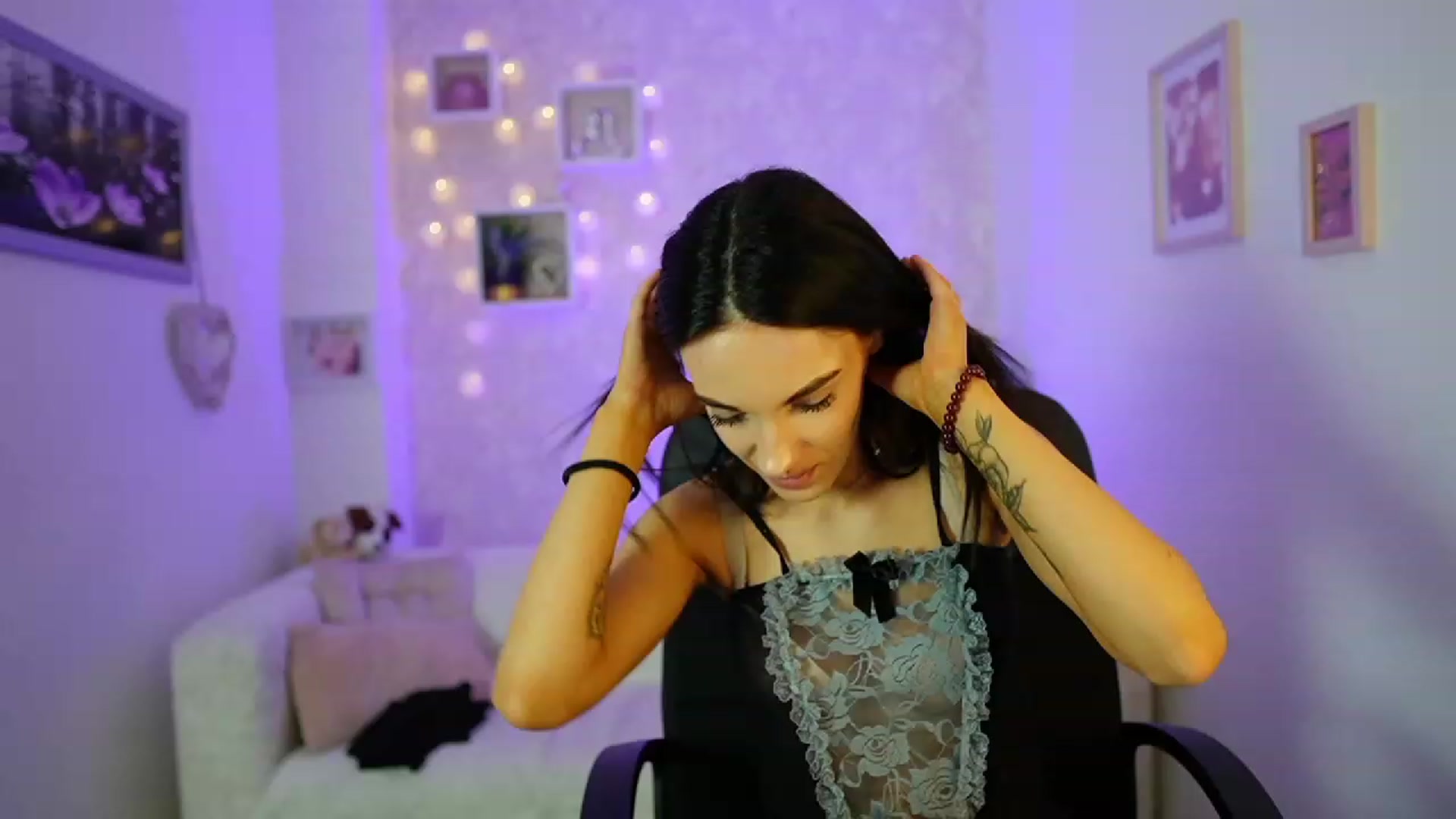 Gallery image thumbnail from Kimmy_Grey18's myfreecams stream on, 12/14/2023, 13:57 image 16 of 20