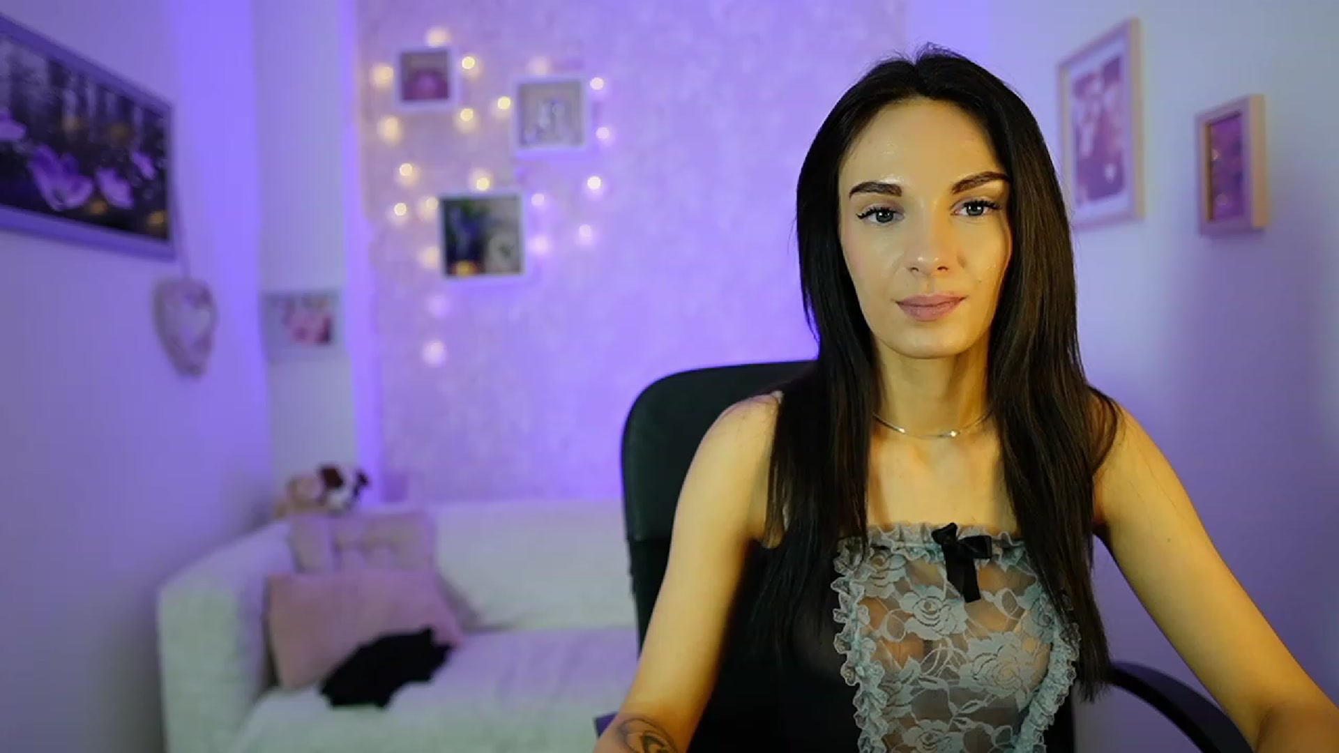 Gallery image thumbnail from Kimmy_Grey18's myfreecams stream on, 12/14/2023, 13:57 image 9 of 20