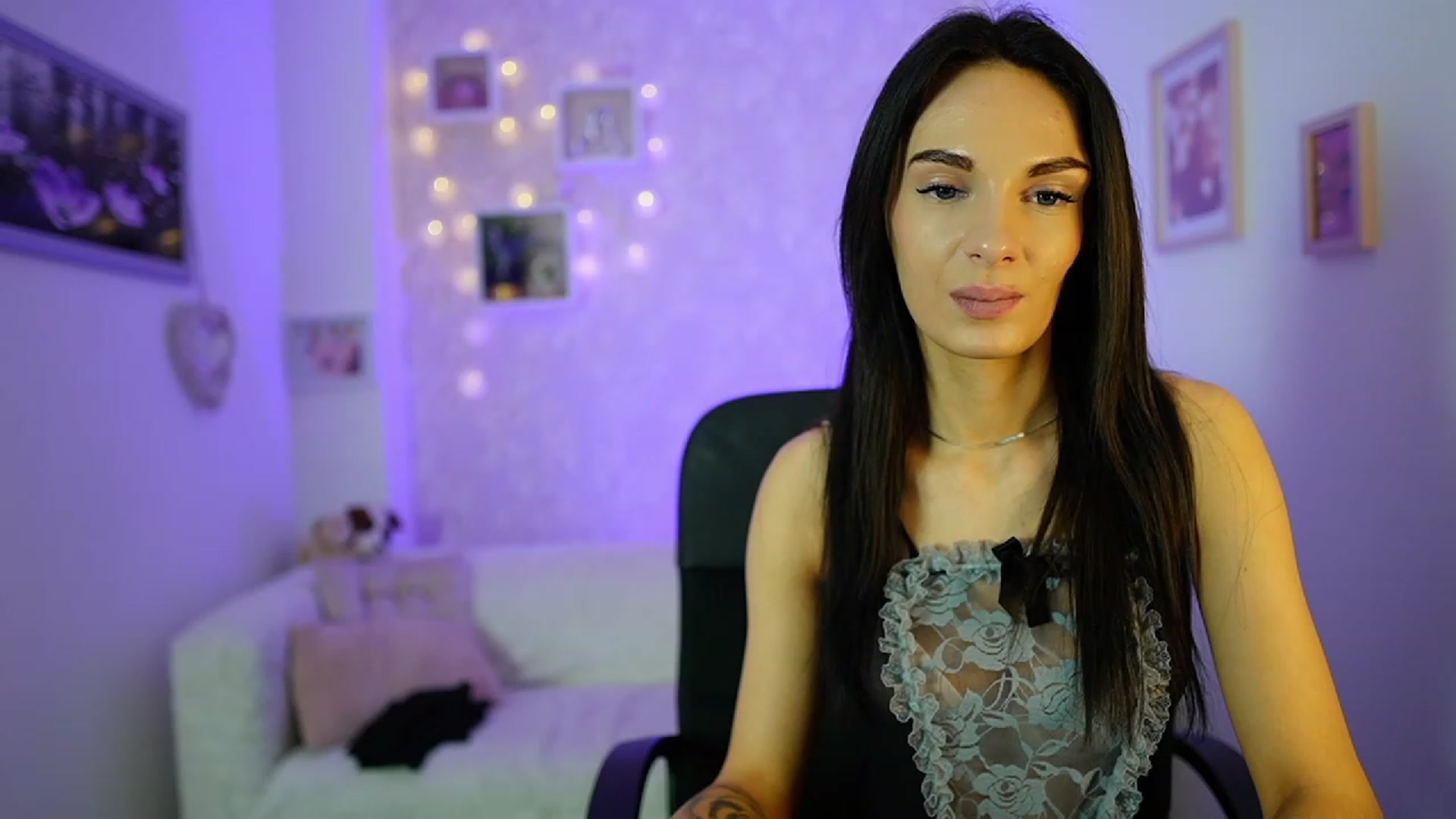 Gallery image thumbnail from Kimmy_Grey18's myfreecams stream on, 12/14/2023, 13:57 image 17 of 20
