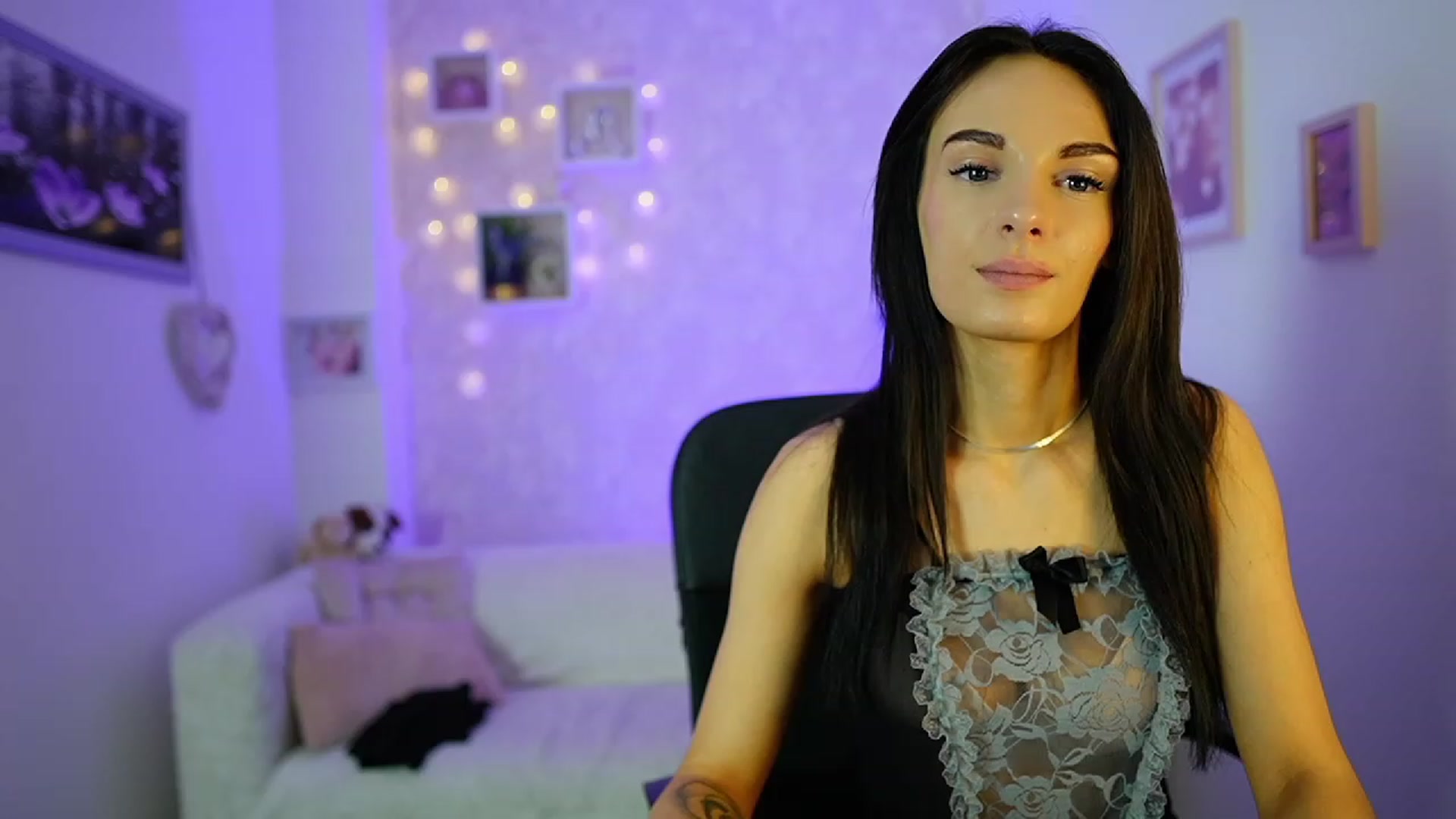 Gallery image thumbnail from Kimmy_Grey18's myfreecams stream on, 12/14/2023, 13:57 image 7 of 20