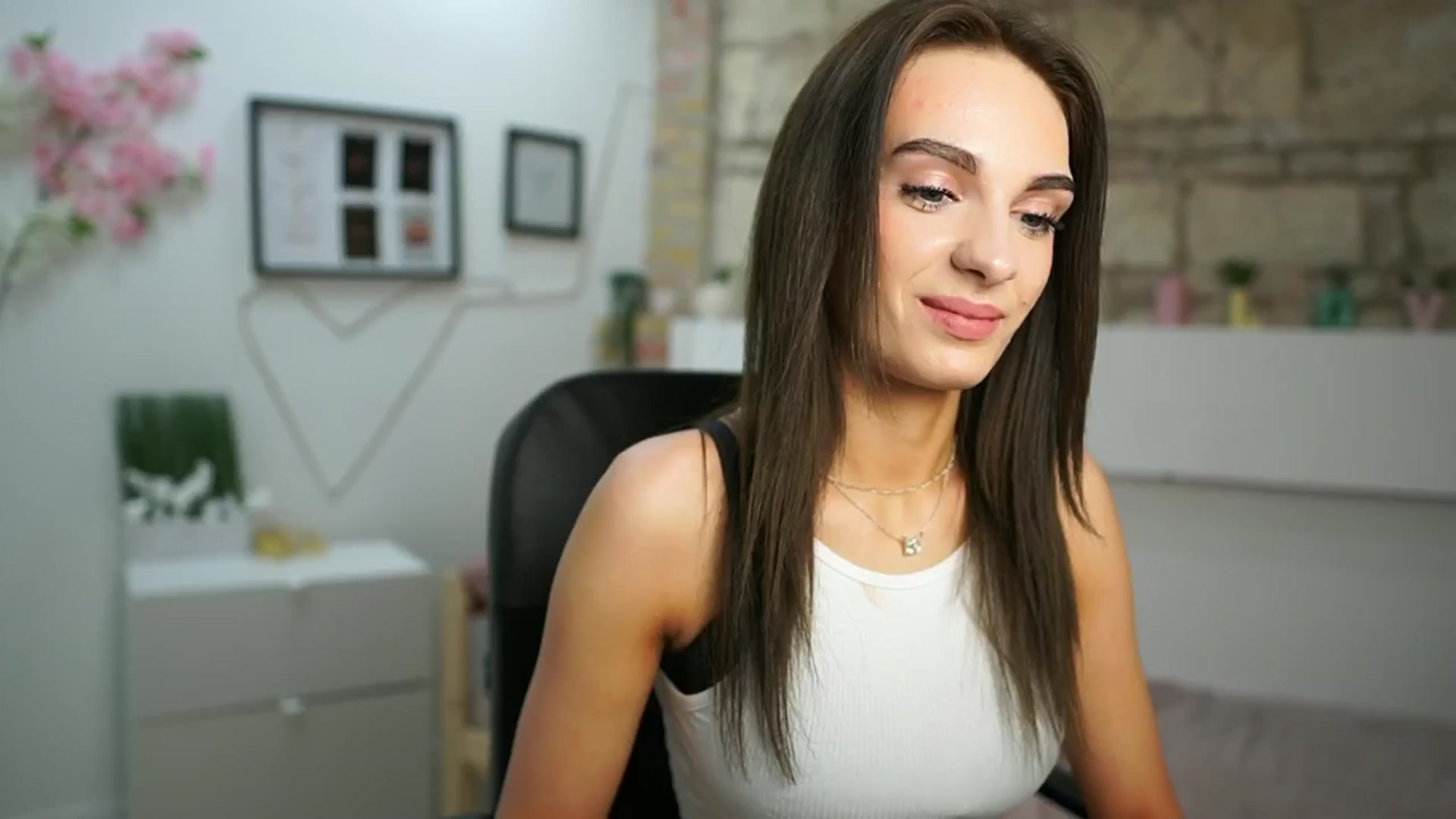 Gallery image thumbnail from Kimmy_Grey18's myfreecams stream on, 05/15/2024, 13:11 image 6 of 20
