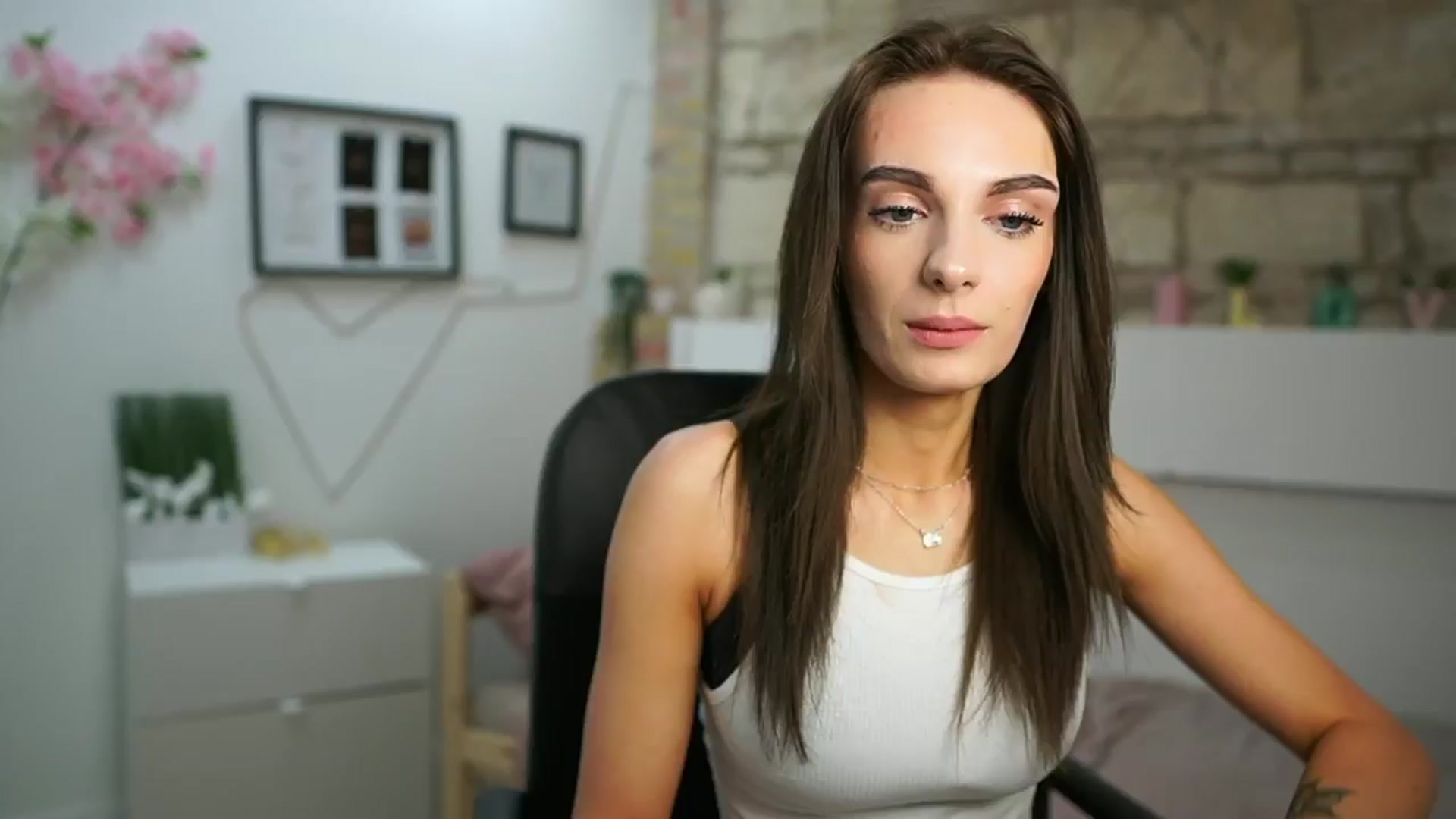 Gallery image thumbnail from Kimmy_Grey18's myfreecams stream on, 05/15/2024, 13:11 image 11 of 20
