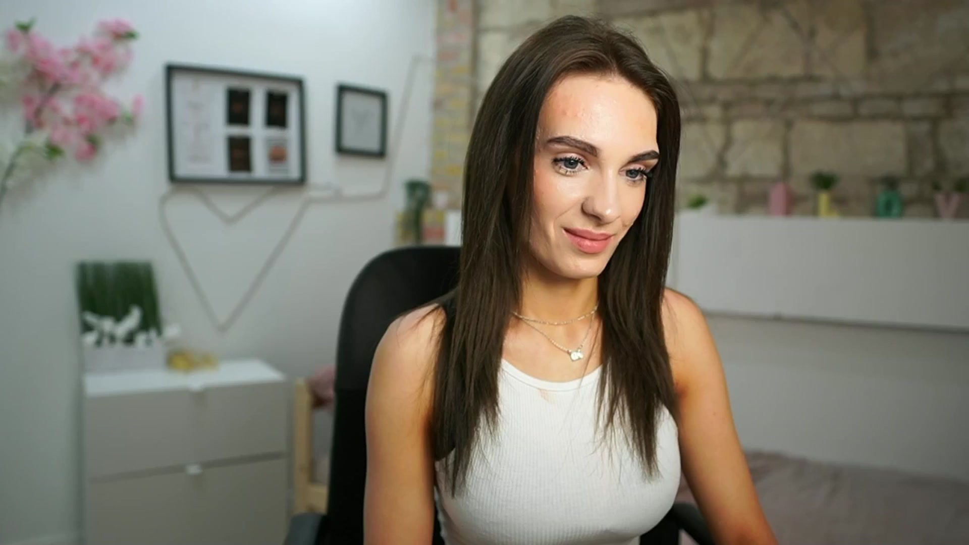 Gallery image thumbnail from Kimmy_Grey18's myfreecams stream on, 05/15/2024, 13:11 image 2 of 20