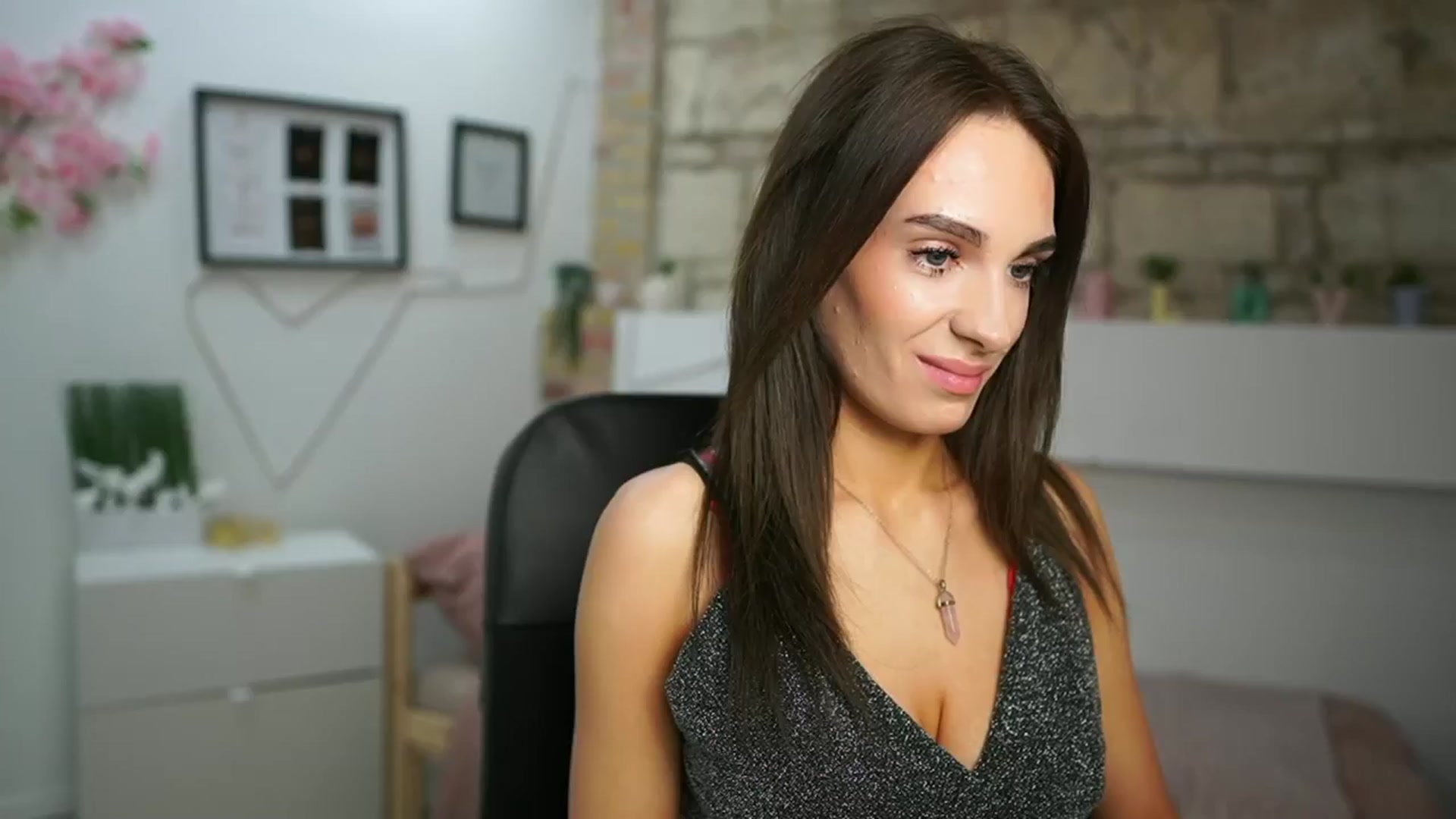 Gallery image thumbnail from Kimmy_Grey18's myfreecams stream on, 05/16/2024, 09:06 image 19 of 20