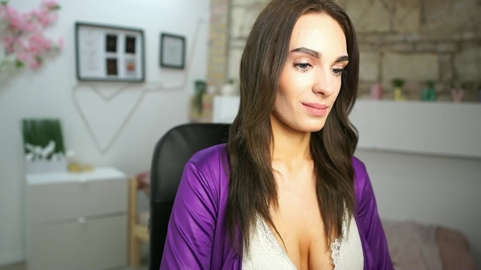 Gallery image thumbnail from Kimmy_Grey18's myfreecams stream on, 05/17/2024, 12:50 image 9 of 20