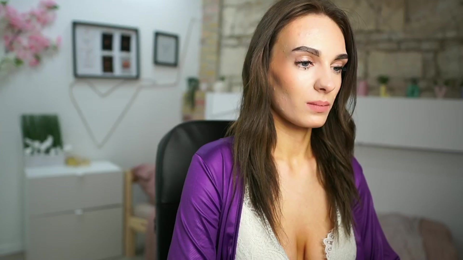 Gallery image thumbnail from Kimmy_Grey18's myfreecams stream on, 05/17/2024, 12:50 image 16 of 20