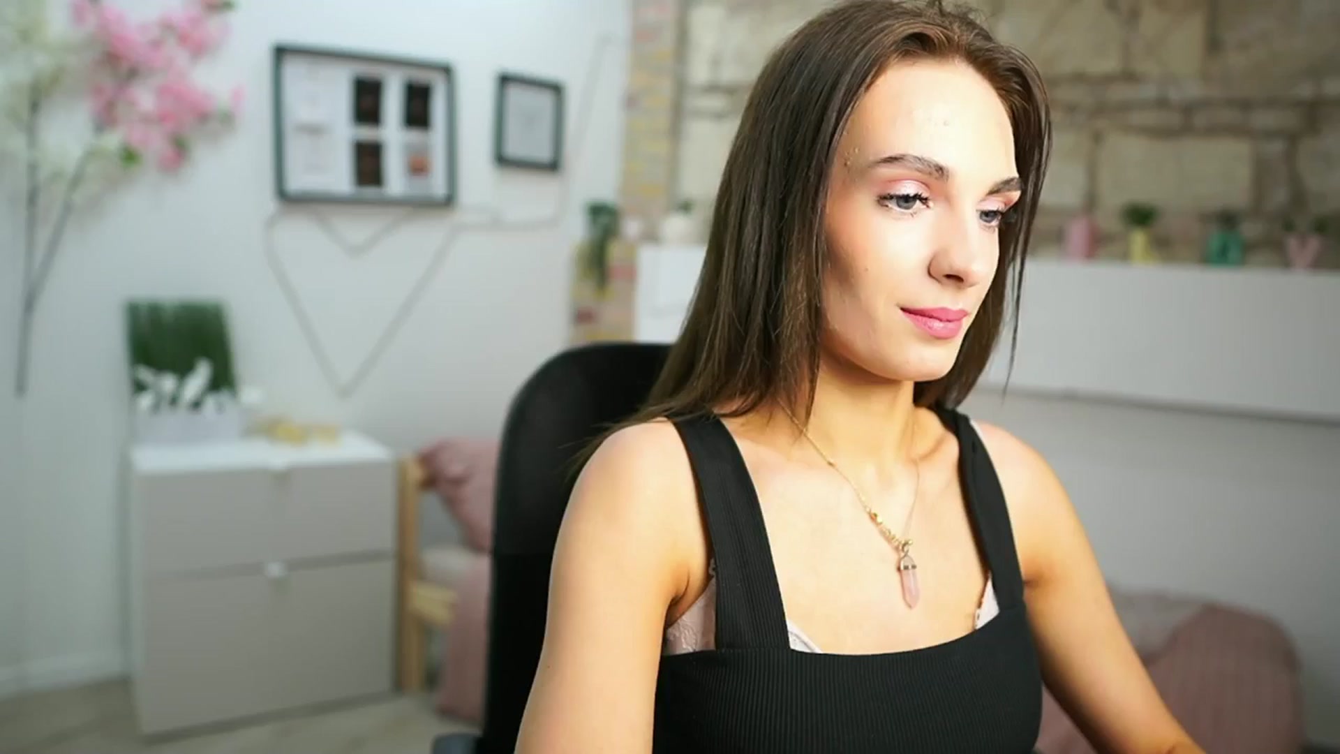 Gallery image thumbnail from Kimmy_Grey18's myfreecams stream on, 05/21/2024, 12:55 image 14 of 20