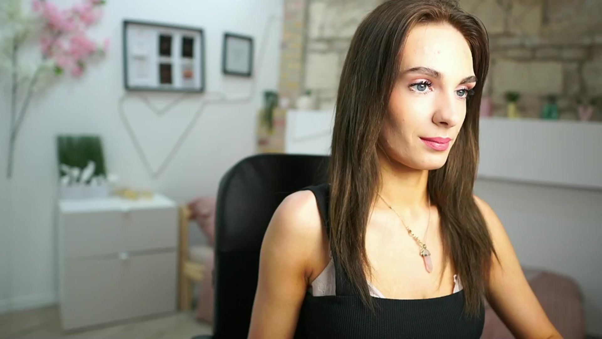 Gallery image thumbnail from Kimmy_Grey18's myfreecams stream on, 05/21/2024, 12:55 image 15 of 20