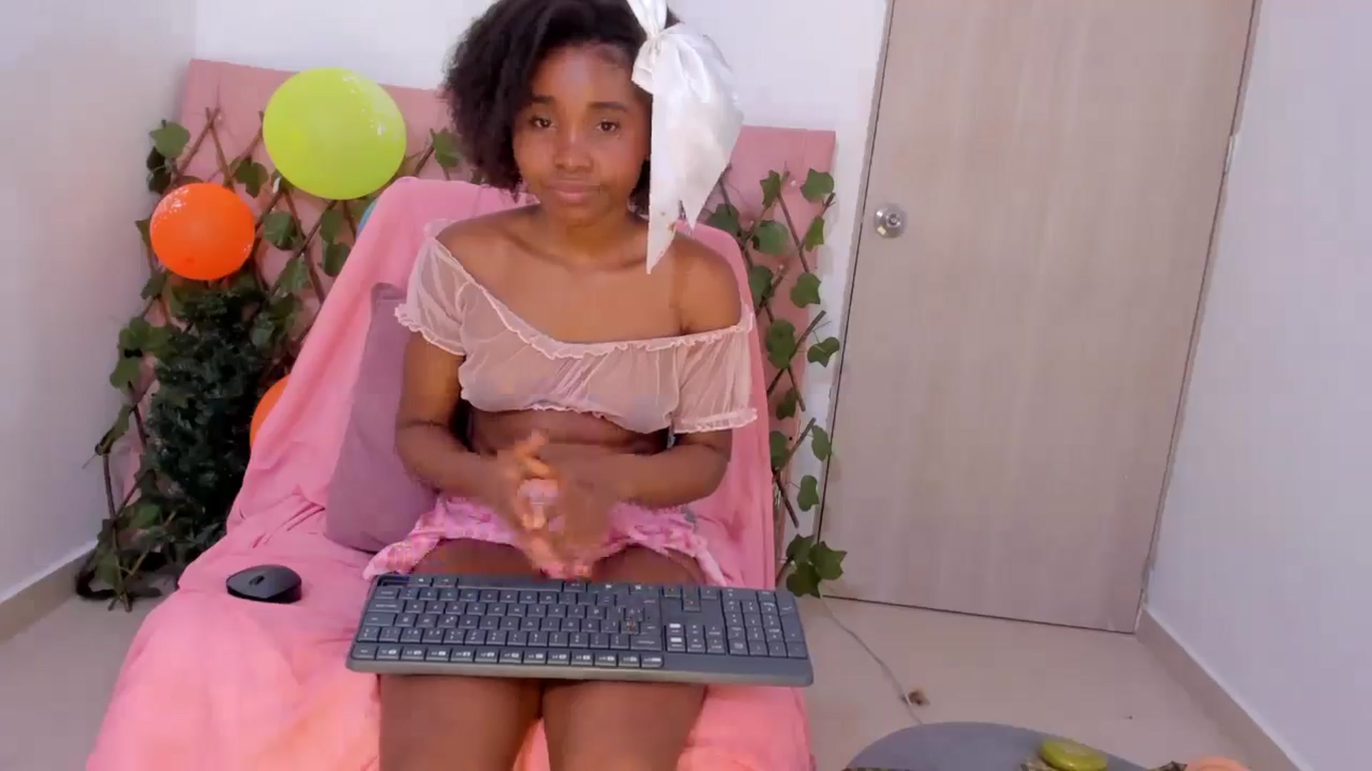 Gallery image thumbnail from Kimmysanto's myfreecams stream on, 05/25/2025, 14:48 image 16 of 20