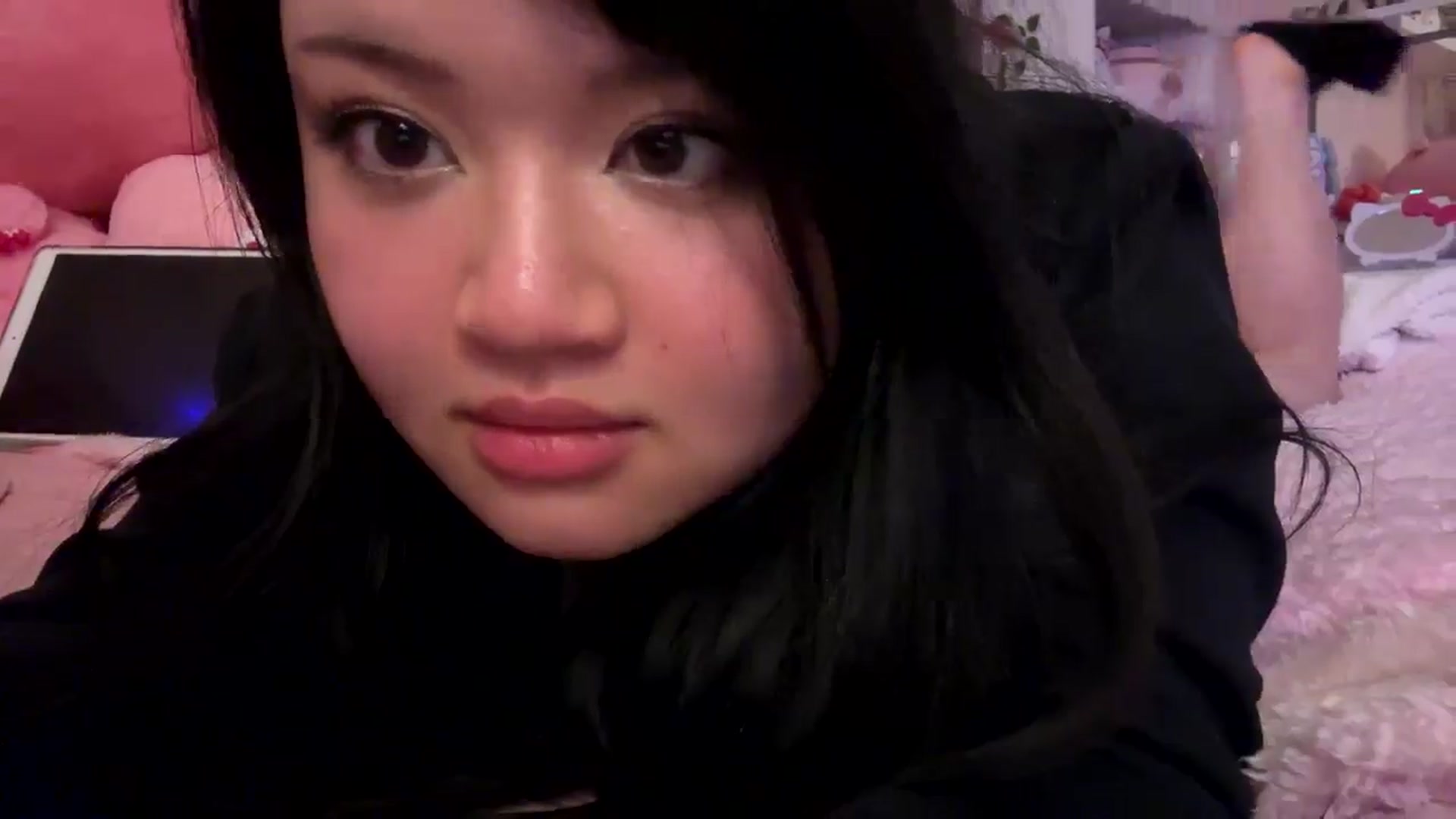 Gallery image thumbnail from Kimsquidxo's myfreecams stream on, 12/10/2024, 12:21 image 14 of 20