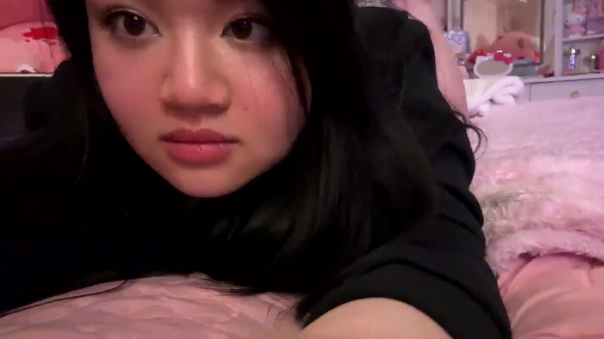 Gallery image thumbnail from Kimsquidxo's myfreecams stream on, 12/10/2024, 12:21 image 15 of 20