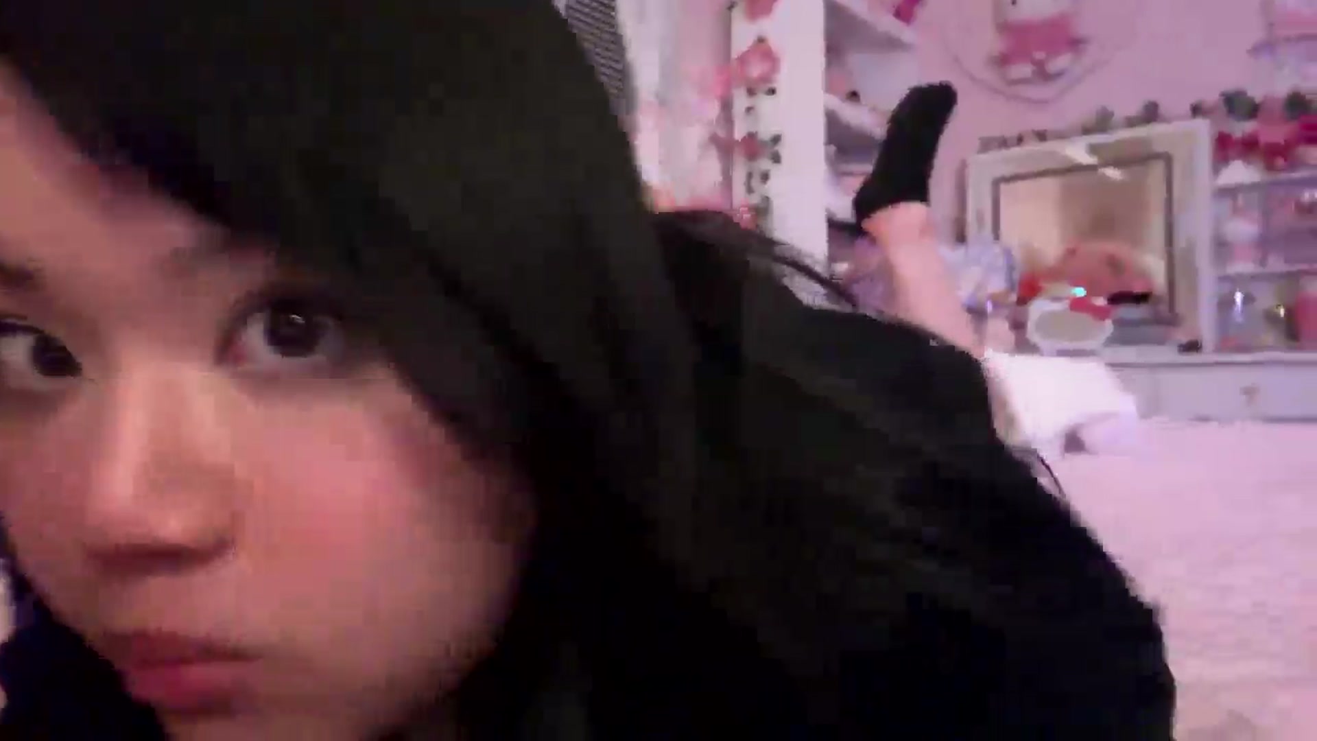 Gallery image thumbnail from Kimsquidxo's myfreecams stream on, 12/10/2024, 12:21 image 10 of 20