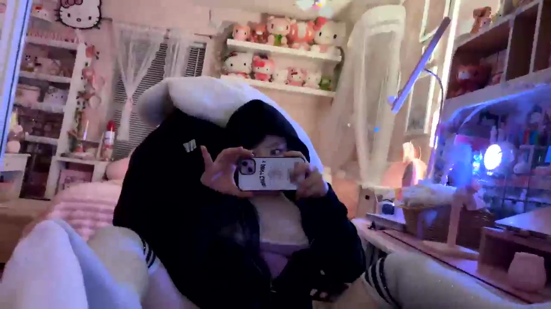 Gallery image thumbnail from Kimsquidxo's myfreecams stream on, 12/16/2024, 10:37 image 6 of 20