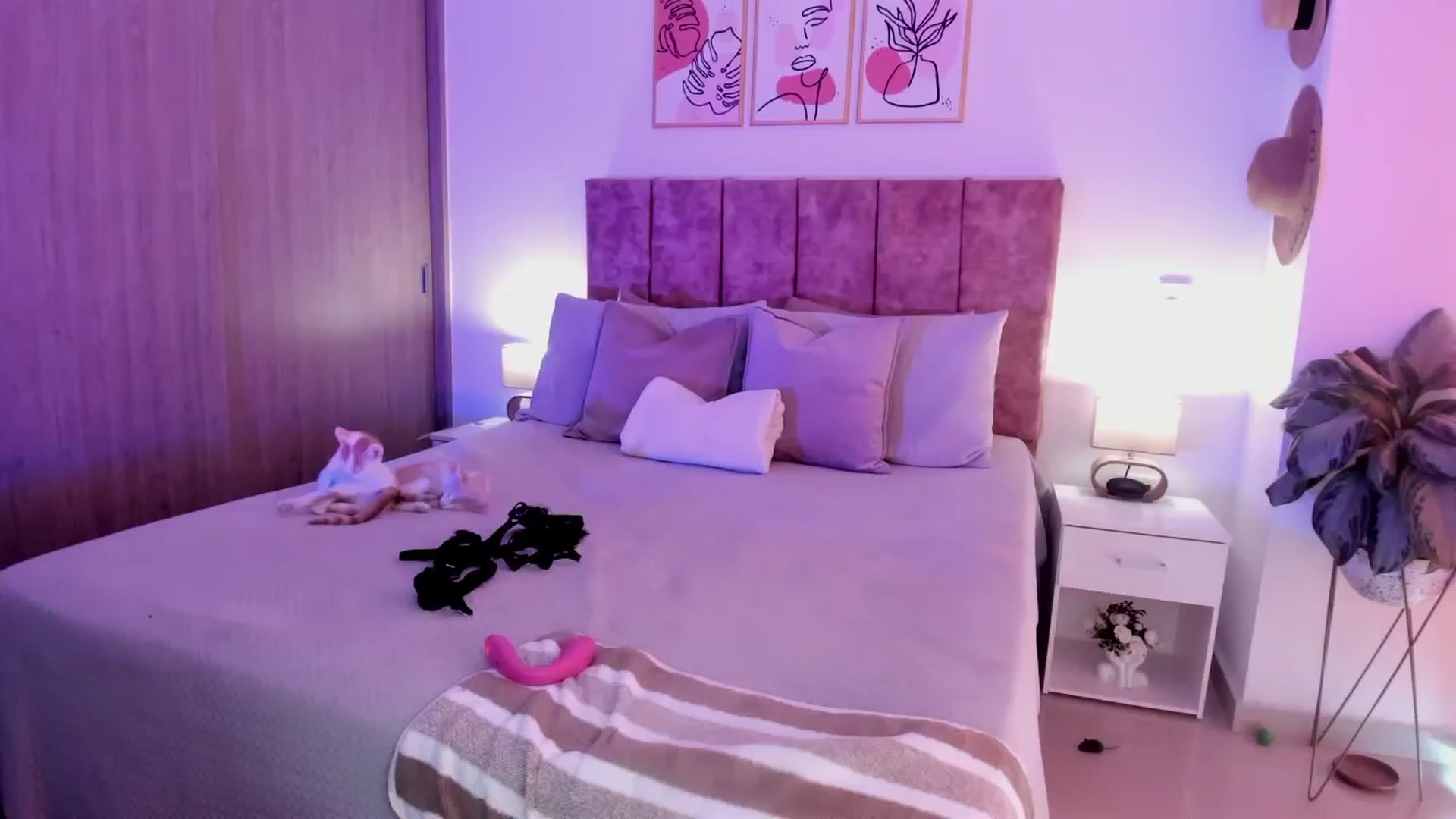 Gallery image thumbnail from Kimsummer25's myfreecams stream on, 04/08/2026, 16:48 image 5 of 20