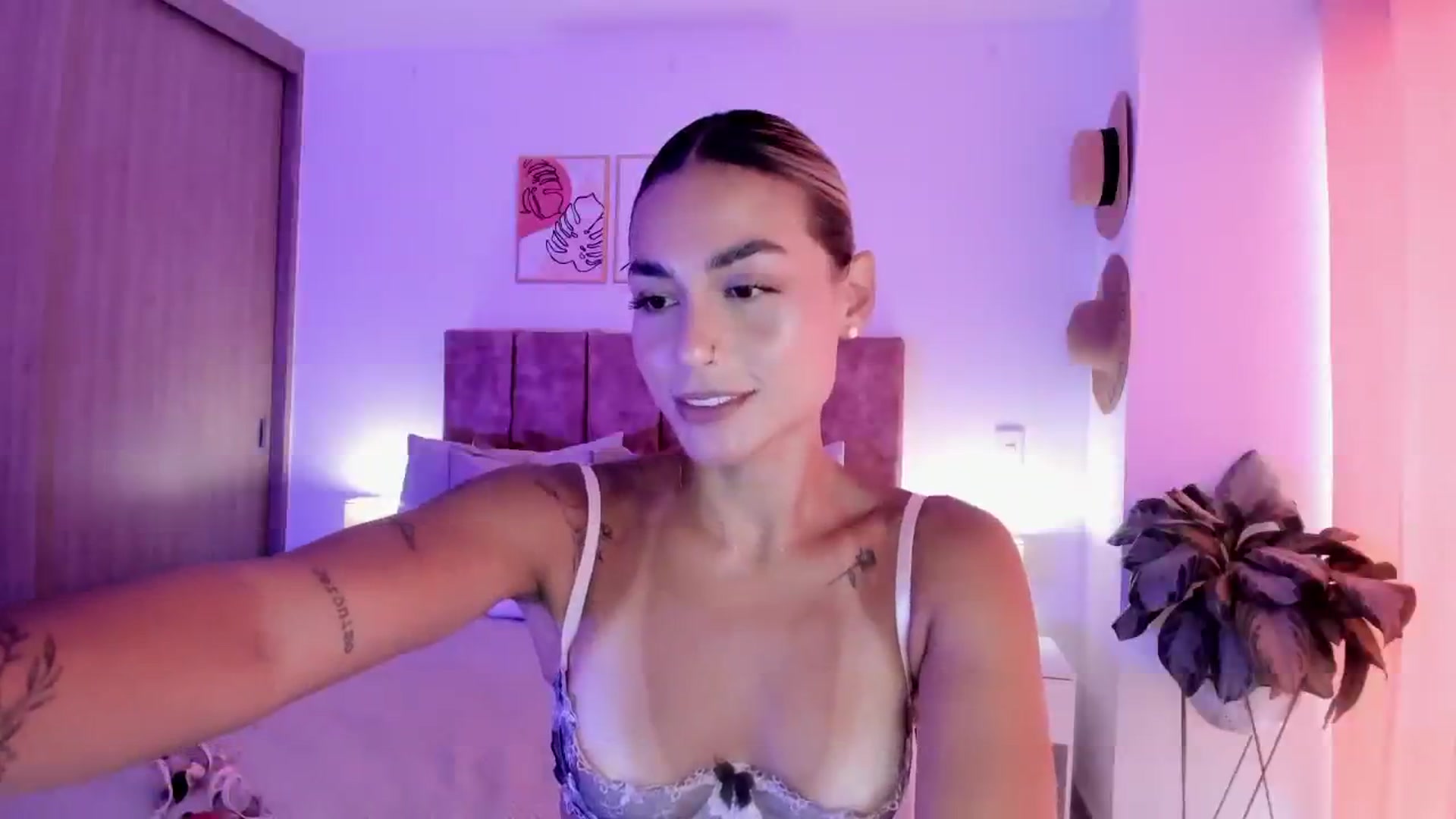 Gallery image thumbnail from Kimsummer25's myfreecams stream on, 04/09/2026, 15:22 image 14 of 20