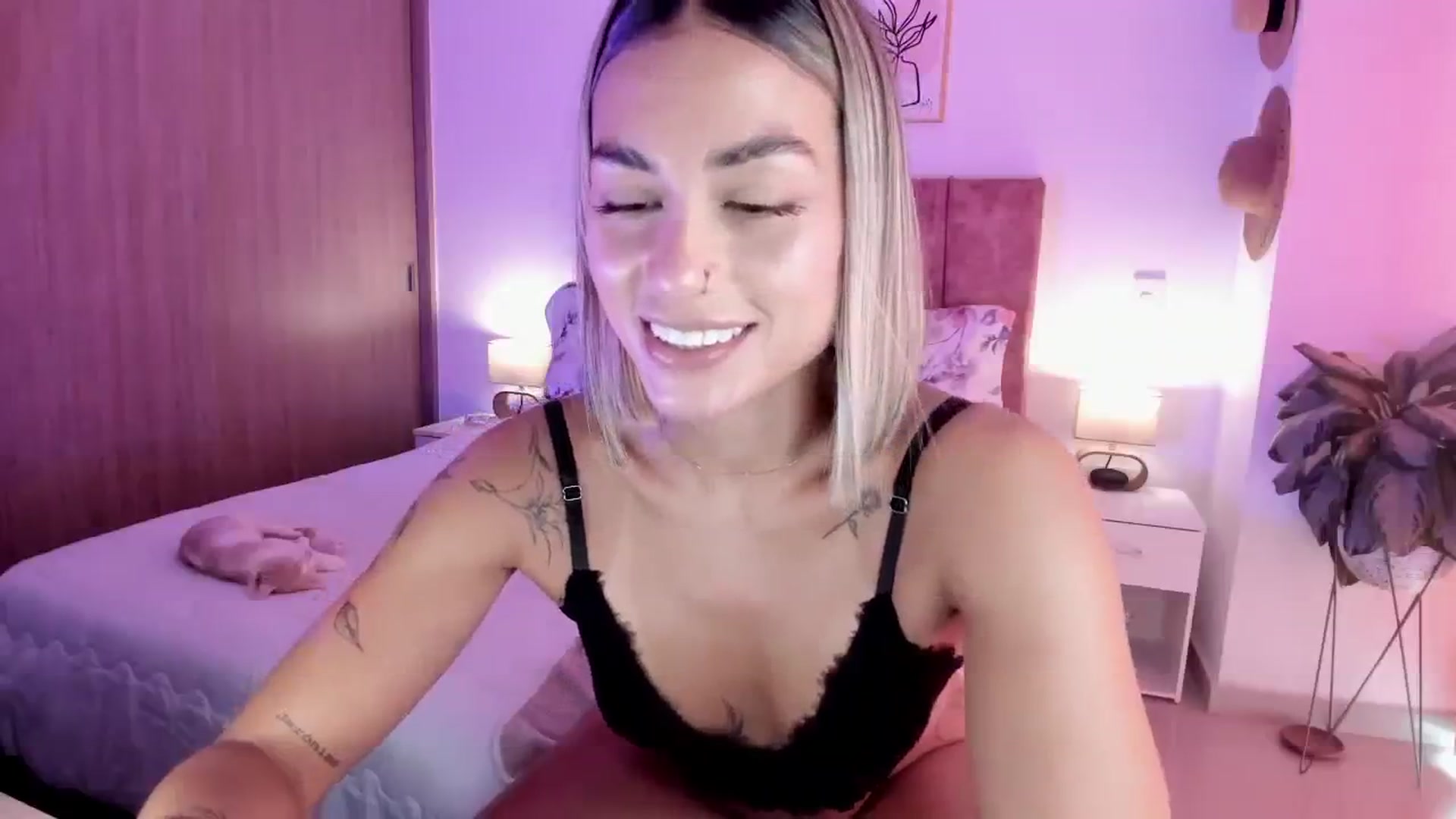 Gallery image thumbnail from Kimsummer25's myfreecams stream on, 04/21/2026, 16:31 image 16 of 20