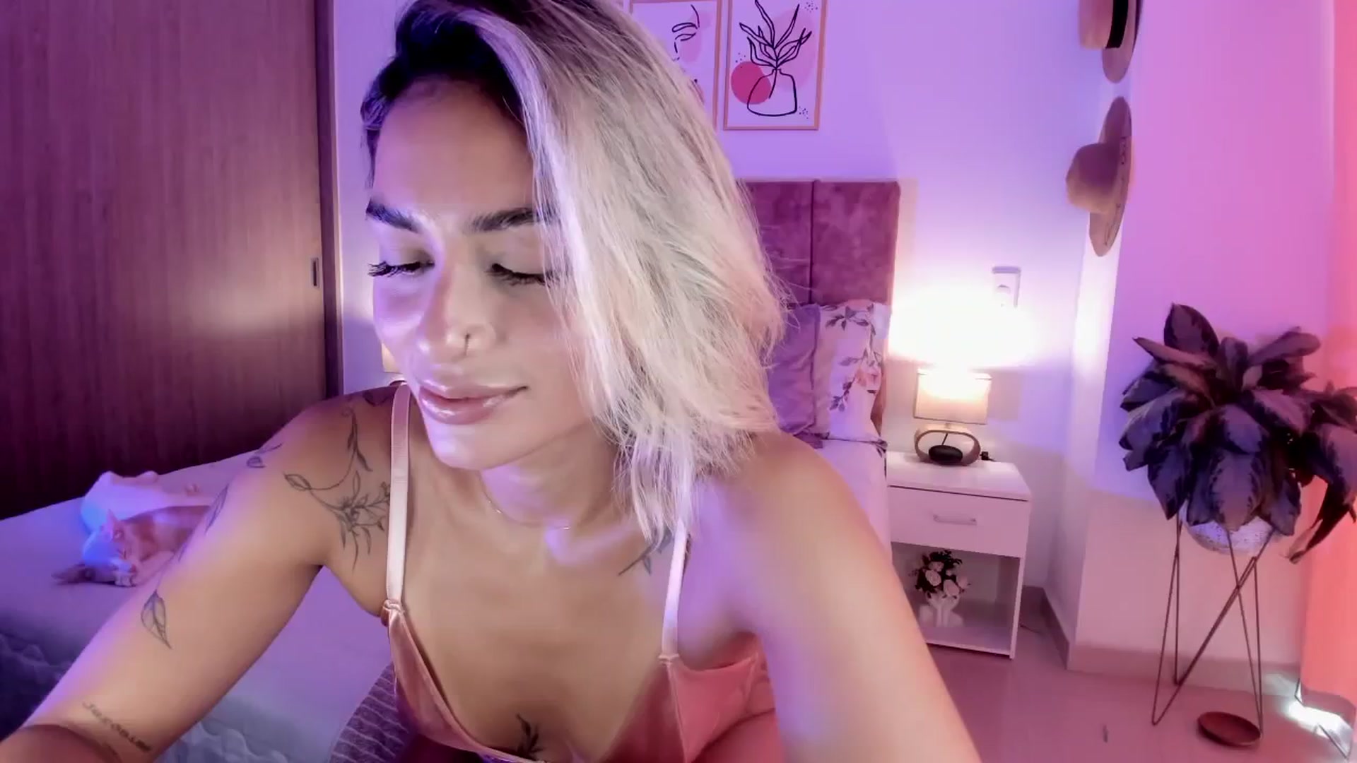 Gallery image thumbnail from Kimsummer25's myfreecams stream on, 04/29/2026, 14:36 image 17 of 20