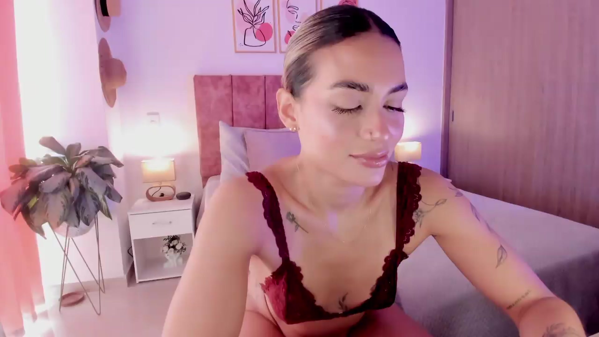 Gallery image thumbnail from Kimsummer25's myfreecams stream on, 06/04/2026, 15:32 image 18 of 20