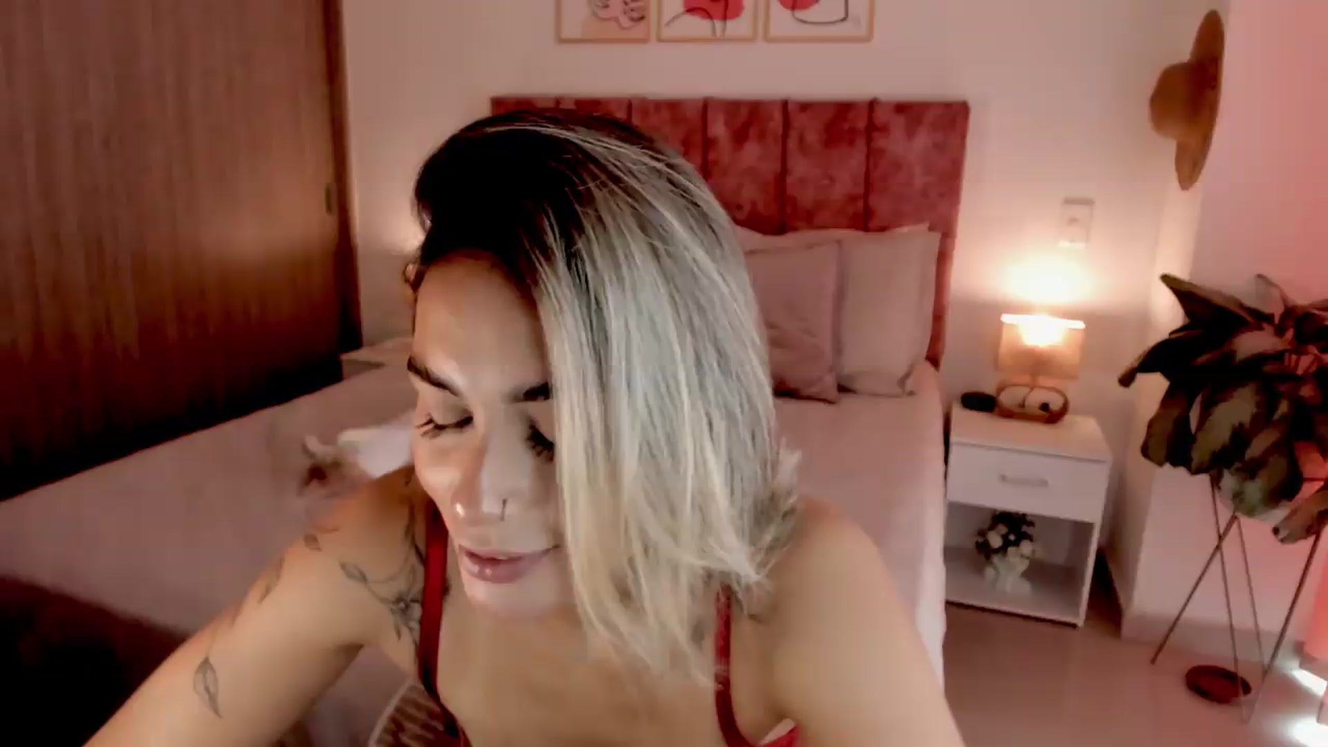 Gallery image thumbnail from Kimsummer25's myfreecams stream on, 07/09/2026, 15:07 image 13 of 20