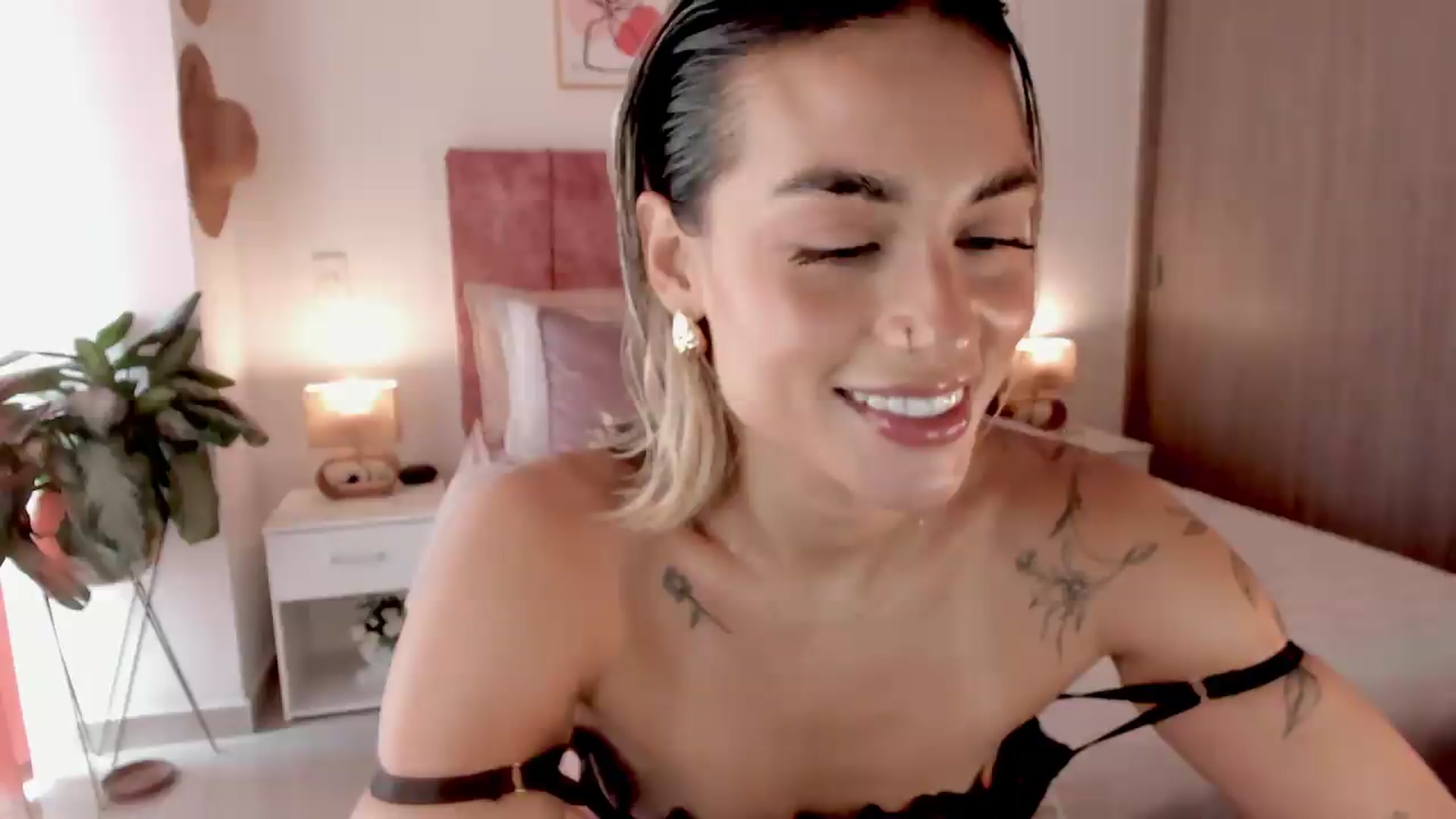 Gallery image thumbnail from Kimsummer25's myfreecams stream on, 08/06/2026, 16:11 image 16 of 20