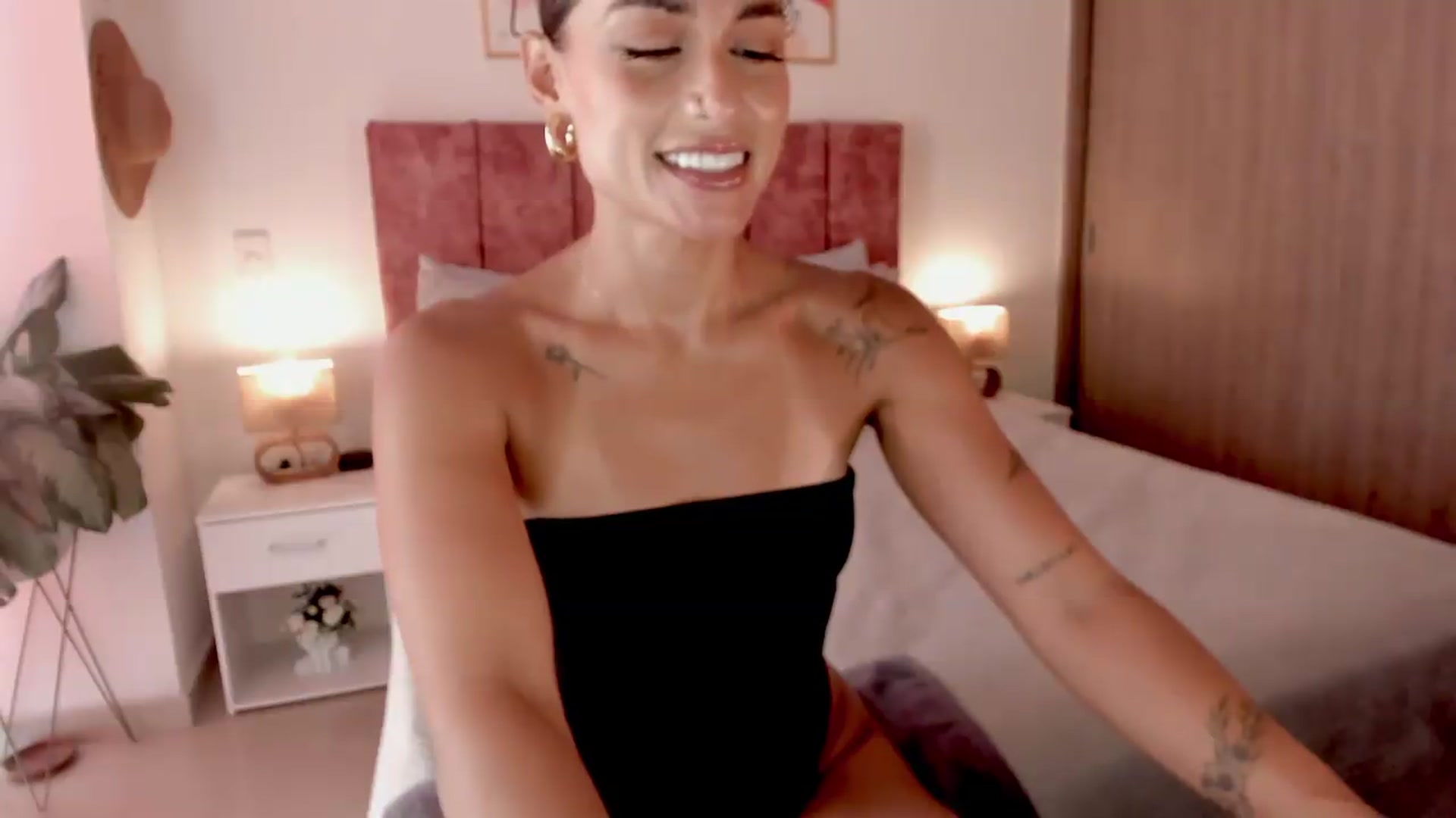 Gallery image thumbnail from Kimsummer25's myfreecams stream on, 08/26/2026, 18:04 image 13 of 20