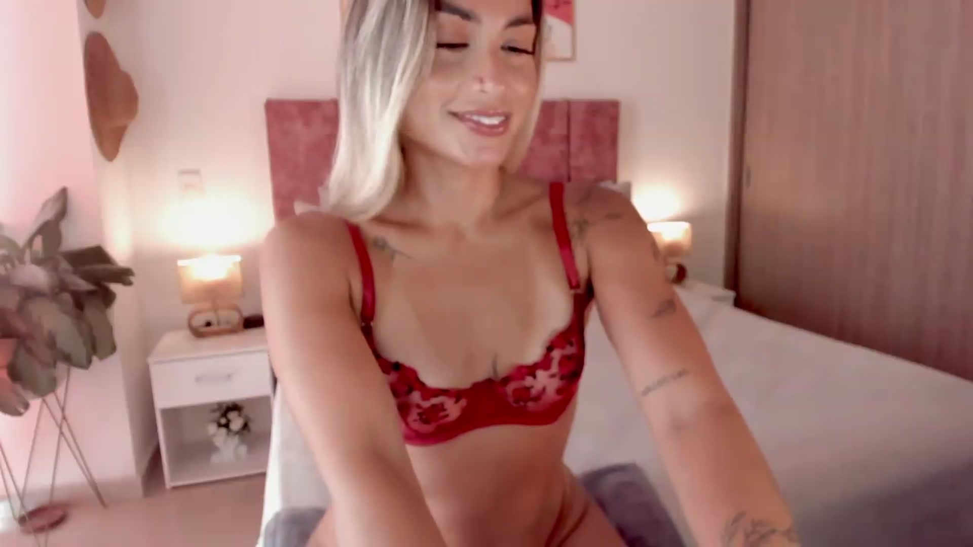Gallery image thumbnail from Kimsummer25's myfreecams stream on, 08/27/2026, 14:03 image 9 of 20