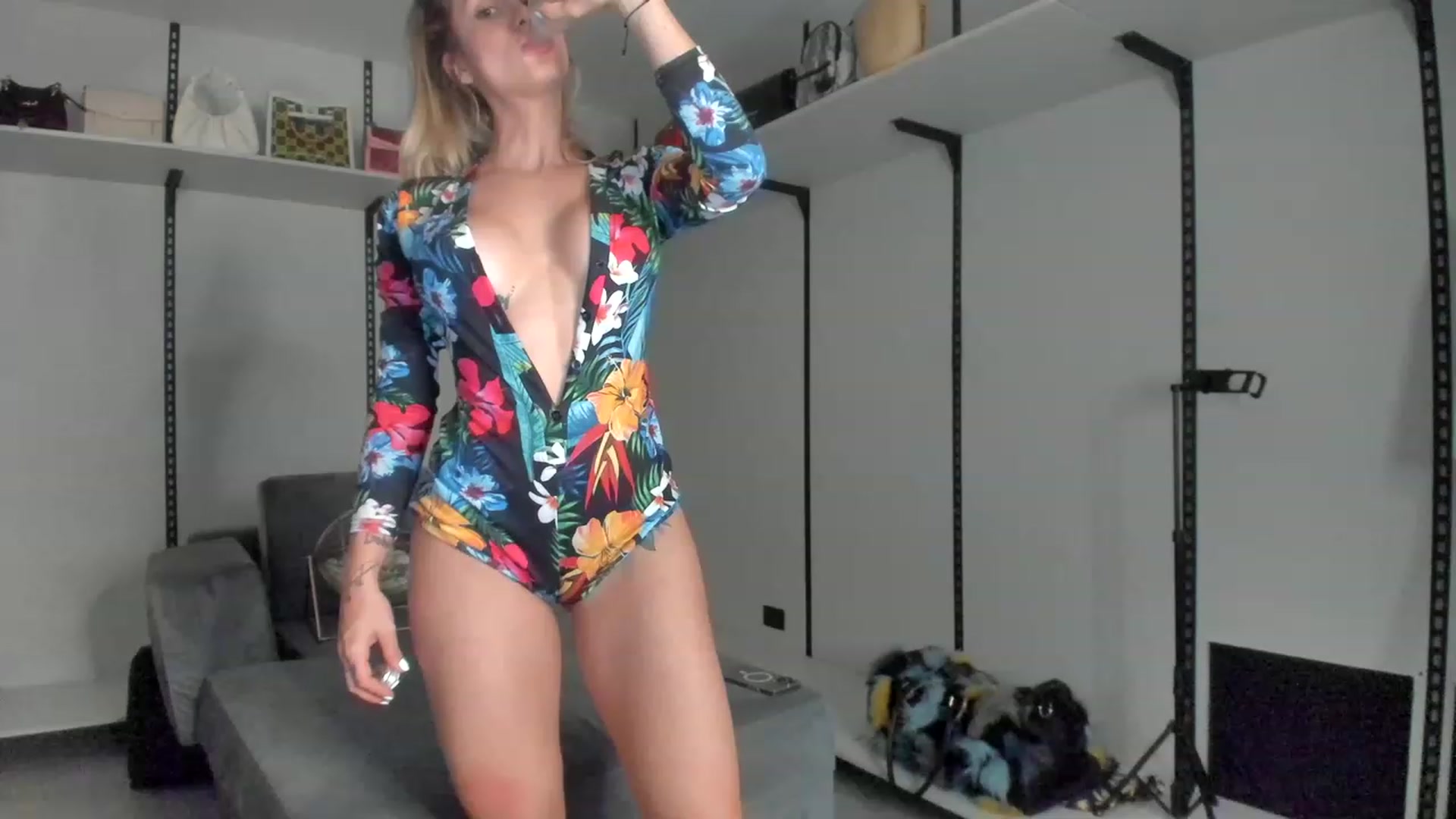 Gallery image thumbnail from Kimtylor_'s myfreecams stream on, 11/20/2022, 02:44 image 20 of 20