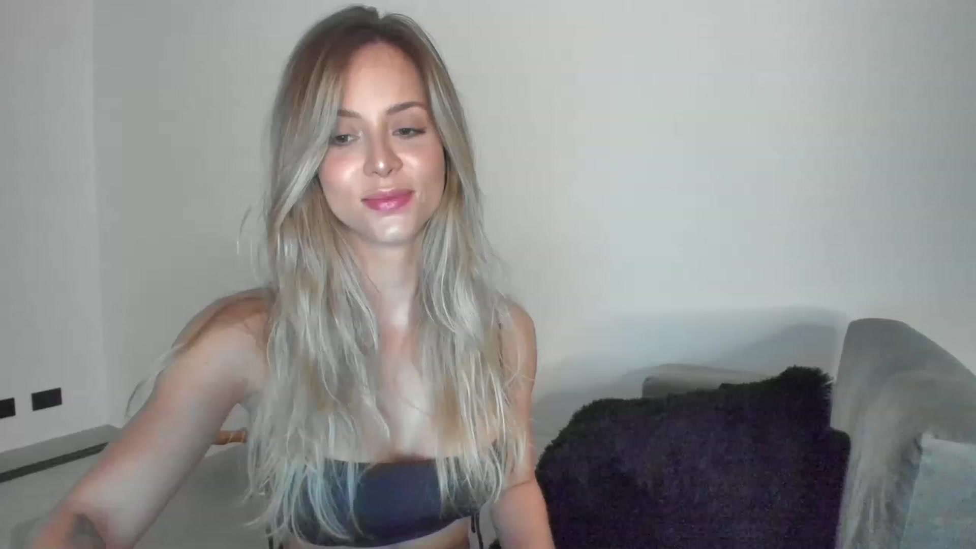 Gallery image thumbnail from Kimtylor_'s myfreecams stream on, 12/15/2022, 04:14 image 4 of 20