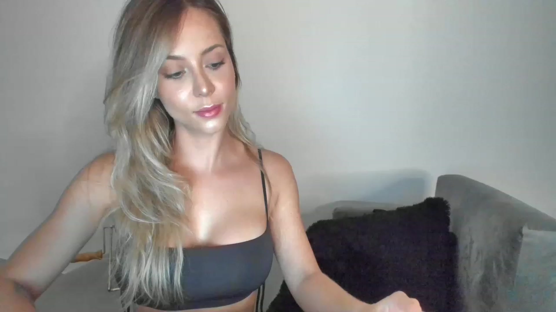 Gallery image thumbnail from Kimtylor_'s myfreecams stream on, 12/15/2022, 04:14 image 2 of 20