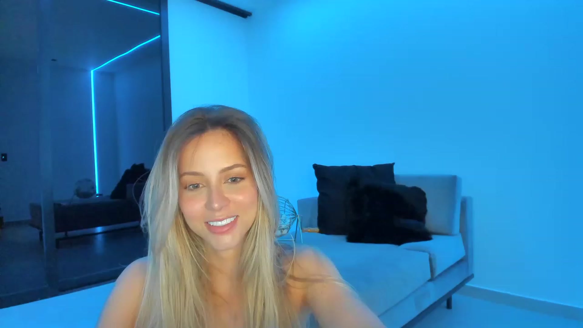Gallery image thumbnail from Kimtylor_'s myfreecams stream on, 01/05/2023, 03:54 image 19 of 20