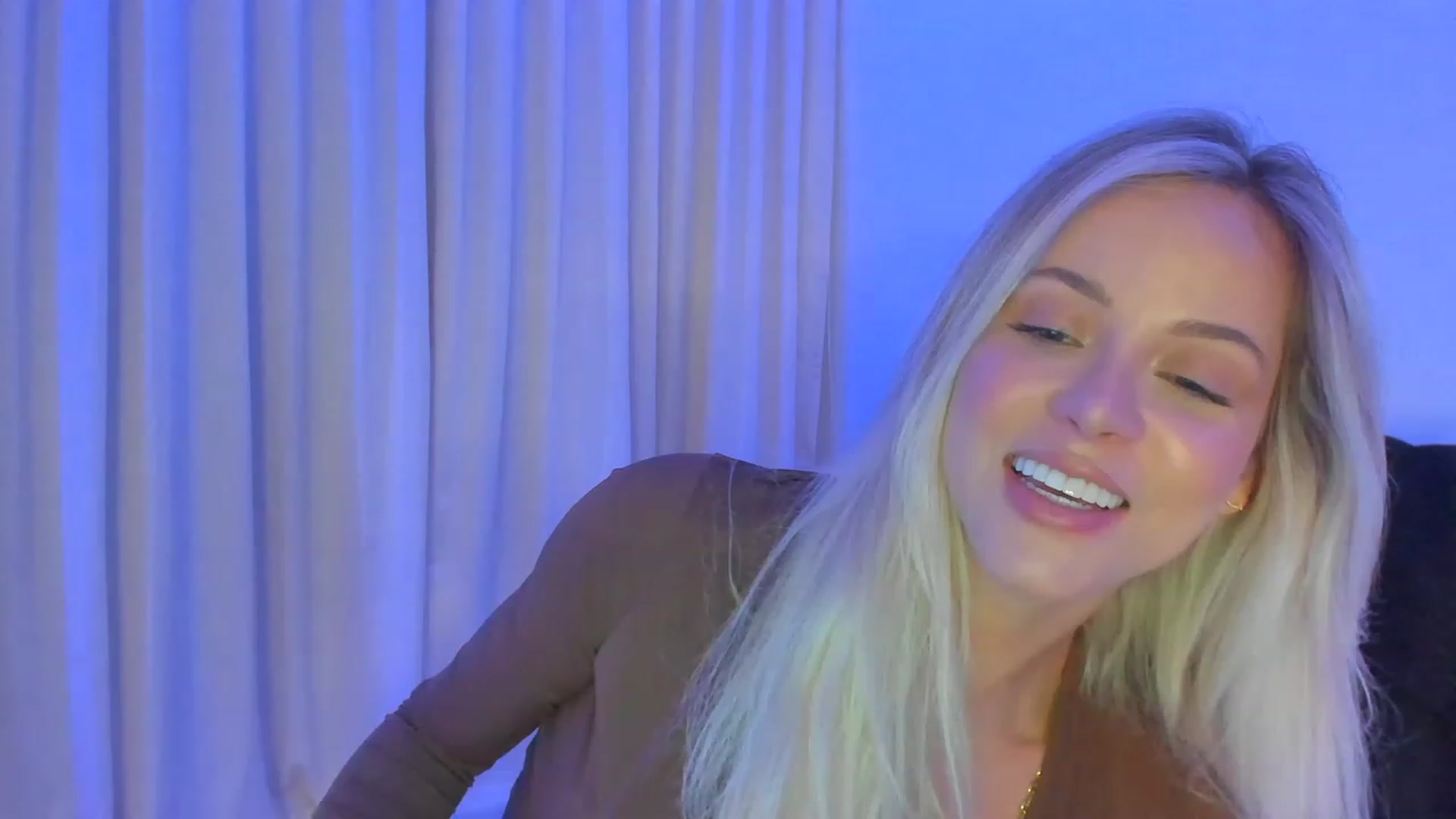 Gallery image thumbnail from Kimtylor_'s myfreecams stream on, 02/01/2023, 02:56 image 18 of 20