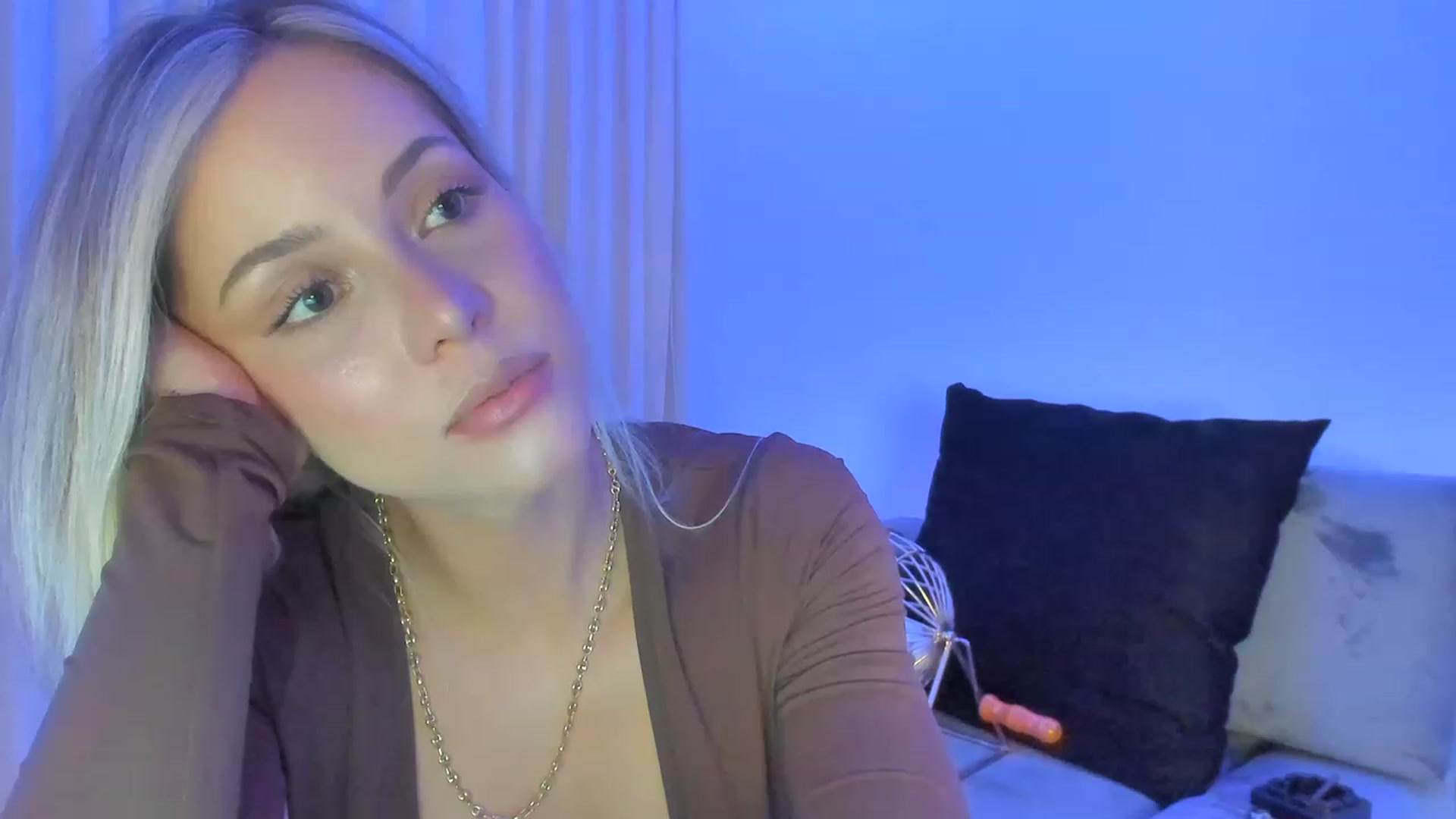 Gallery image thumbnail from Kimtylor_'s myfreecams stream on, 02/01/2023, 02:56 image 16 of 20