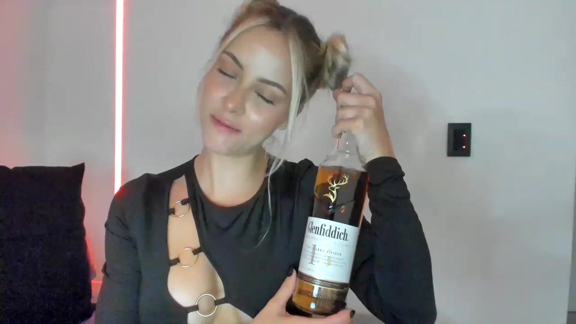 Gallery image thumbnail from Kimtylor_'s myfreecams stream on, 02/17/2023, 02:39 image 2 of 20