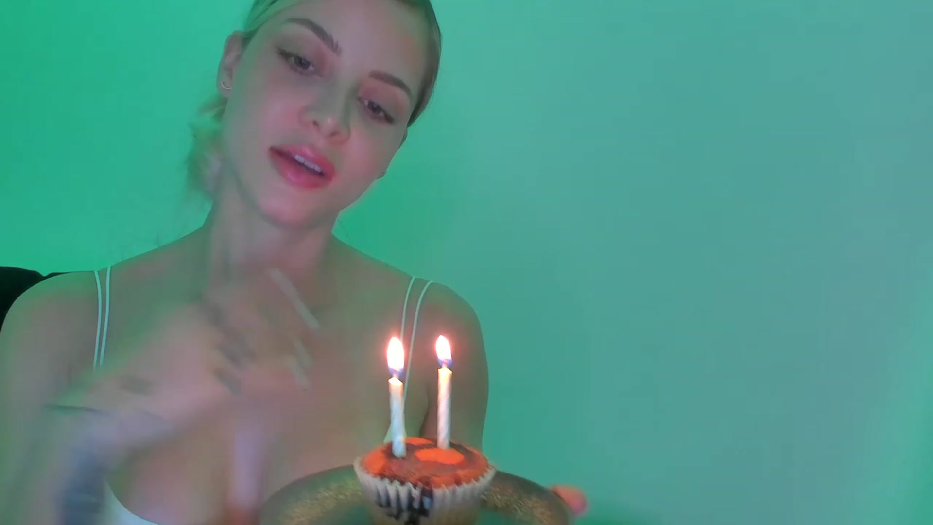 Gallery image thumbnail from Kimtylor_'s myfreecams stream on, 02/18/2023, 23:25 image 17 of 20