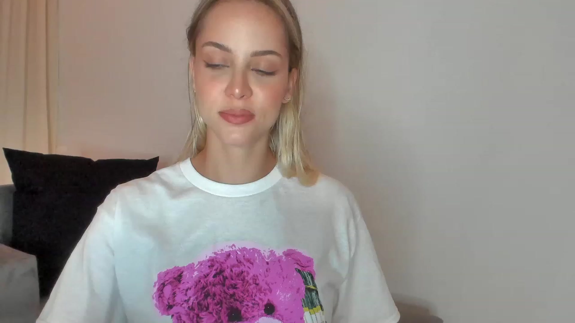 Gallery image thumbnail from Kimtylor_'s myfreecams stream on, 02/21/2023, 02:38 image 4 of 20